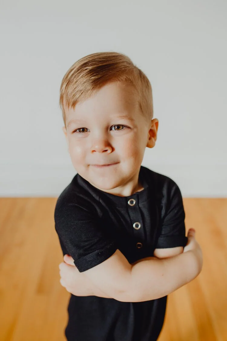 Jeune garçon habillé avec un polo