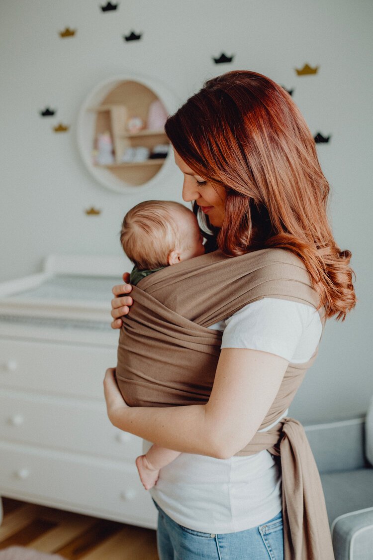 Maman avec son bébé emmailloté