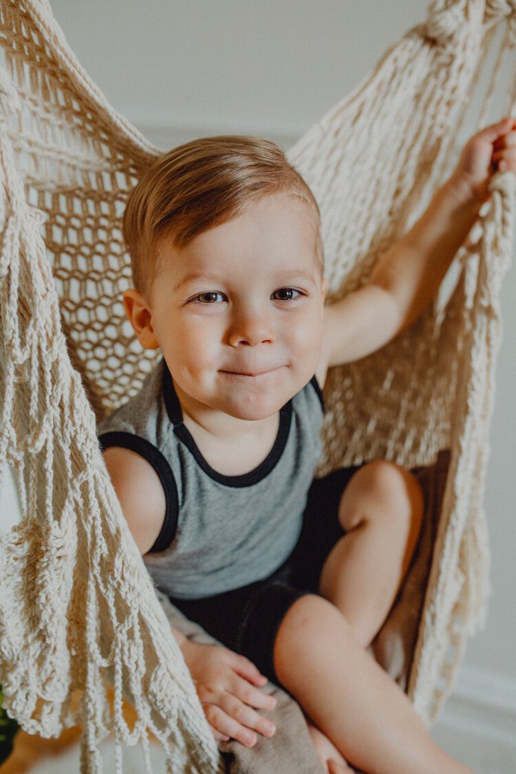 Petit garçon sur un hamac