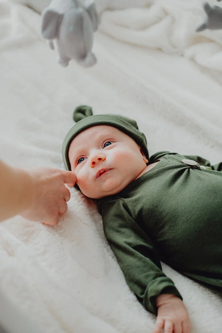 Bébé avec une tuque habillé de vert