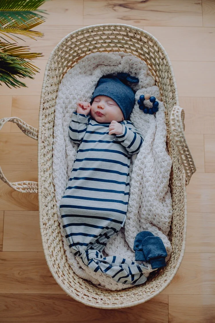 Bébé emmailloté dans son lit