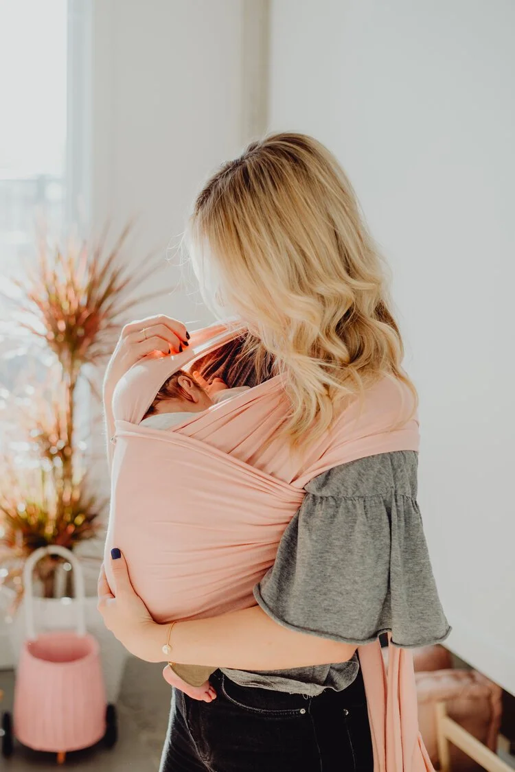 Maman avec son enfant emmailloté