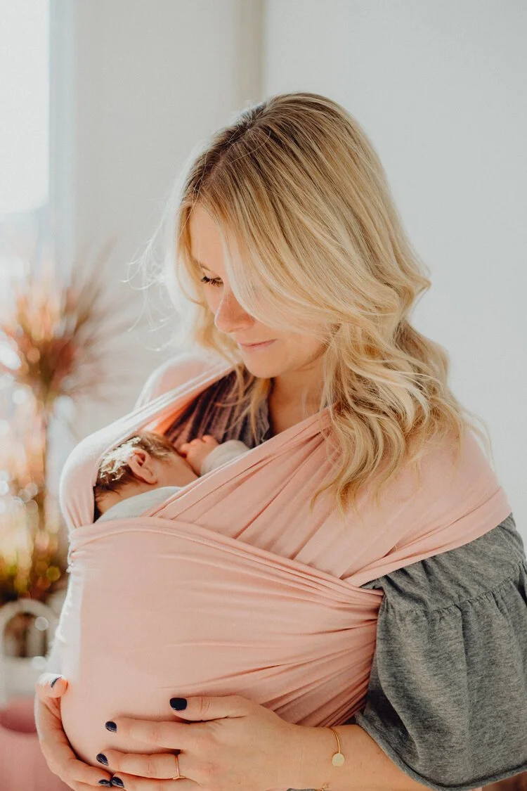 Jeune maman avec son bébé emmailloté