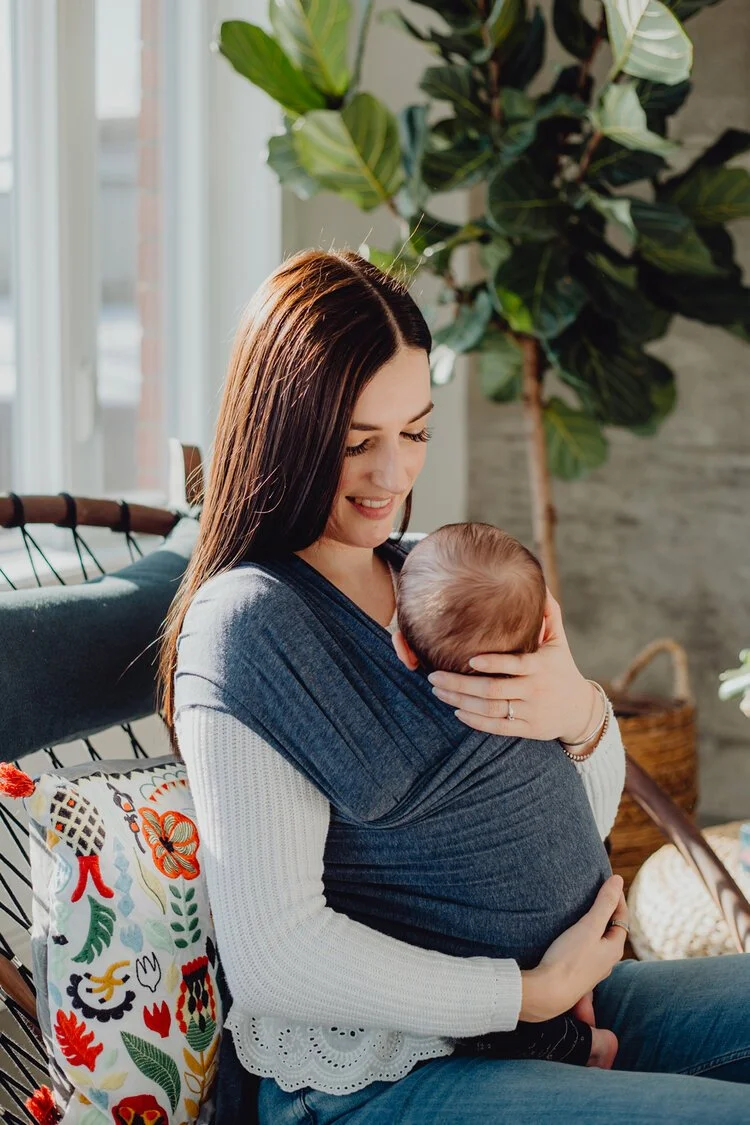 Maman avec son bébé emmailloté