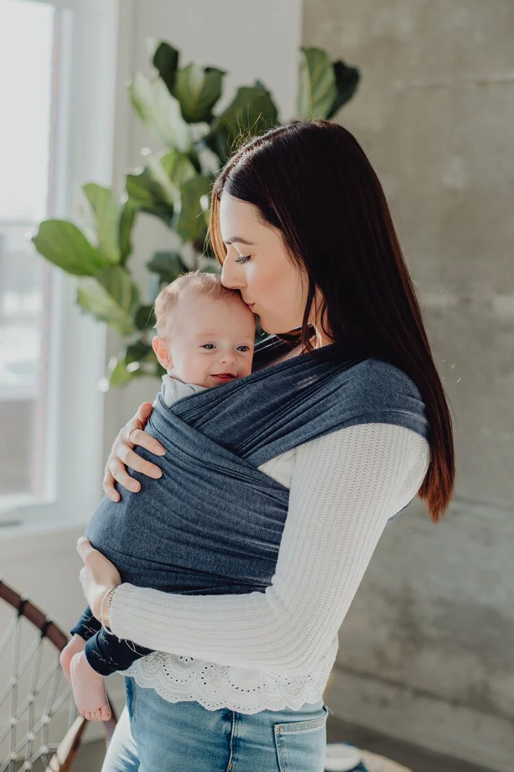 Maman avec son bébé dans un drap