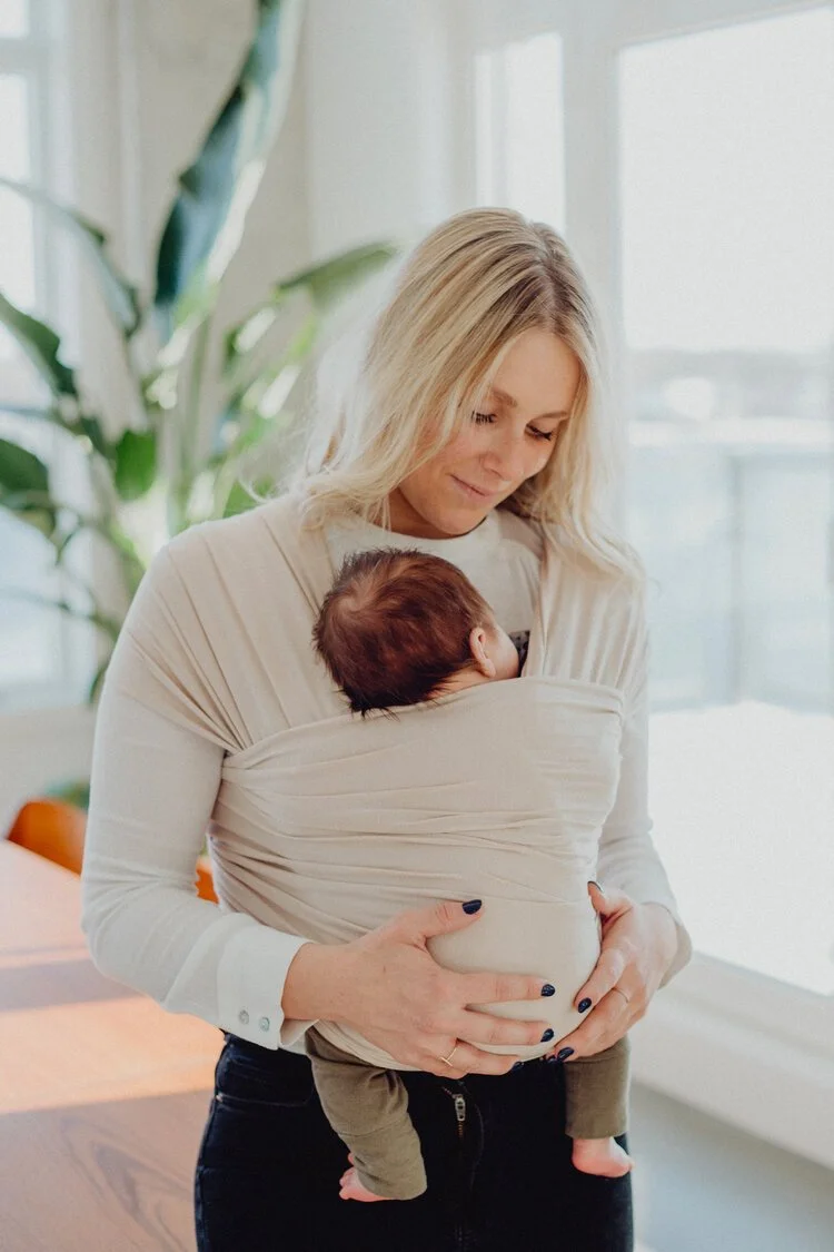 Maman avec son enfant dans un drap