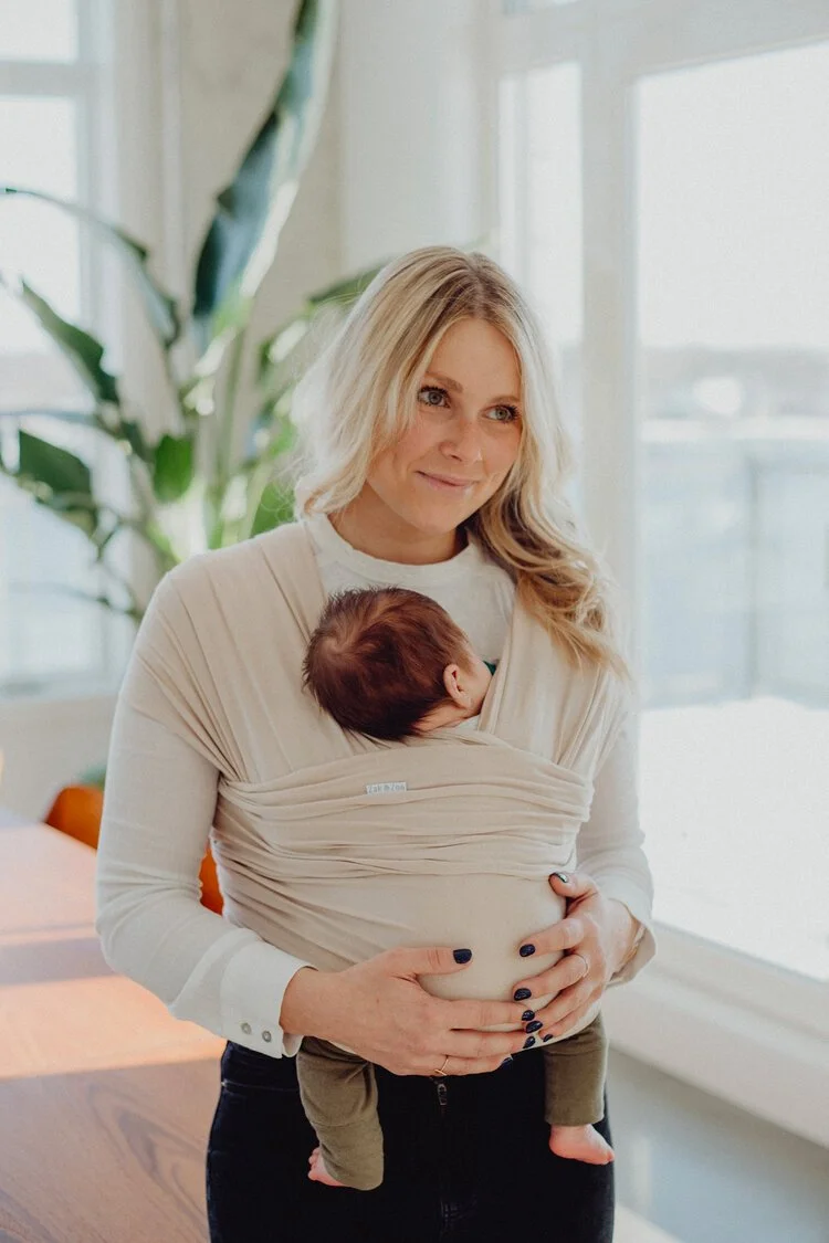 Maman avec son enfant emmailloté