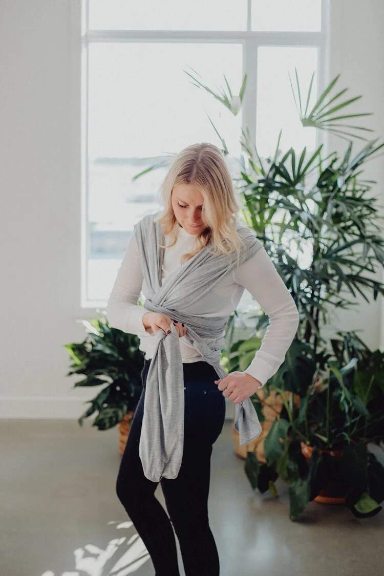 Maman qui se prépare à emmailloté