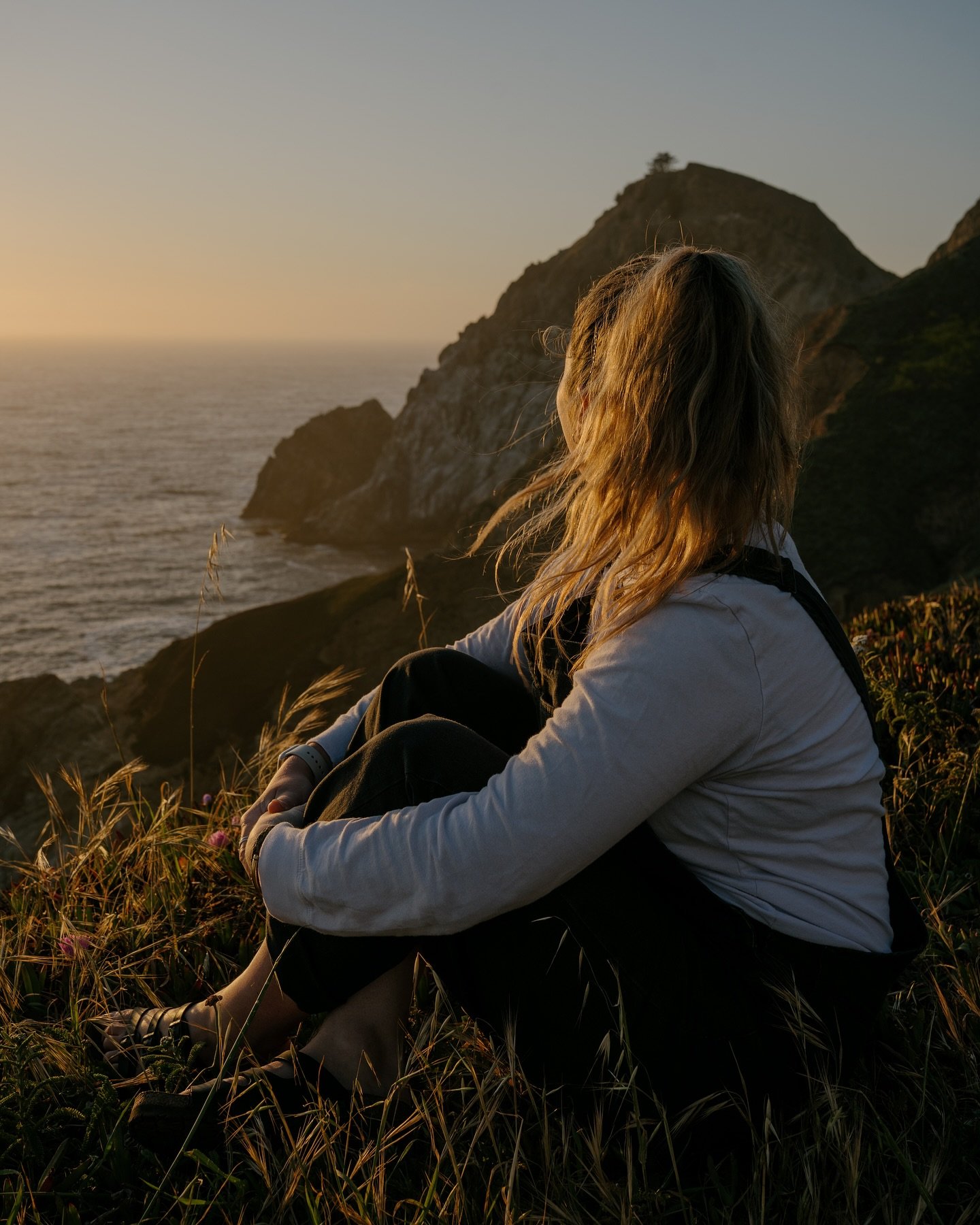 Last night at Devil&rsquo;s Rock 🥹🌞🙌🏼
@noecad derri&egrave;re la cam&eacute;ra 
.
.
.
.
.
#devilsrock #montaracalifornia #discovercalifornia #roadtripusa #visitcalifornia #visitusa #tourismedaventure #photographietouristique #tourismphotography #