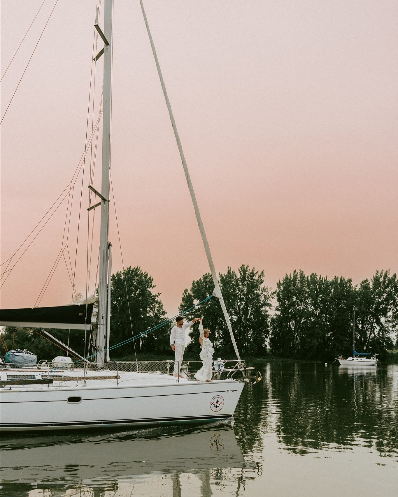 🌅⛵️Fanny &amp; Baptiste, pour toujours 💞
.
.
.
.
.
#sailingelopement #sailingengagement #elopementcanada #elopementquebec #montrealweddingphotographer #weddingphotographer #photographedemariage #quebecelopement #mariagequebec #elopementlaurentides 