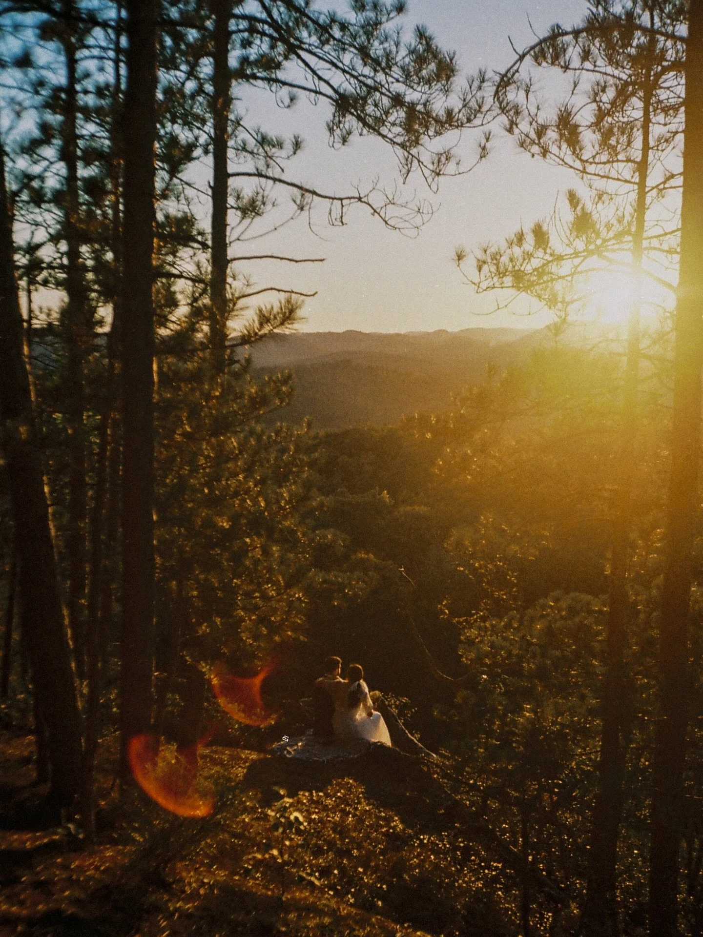 What a day to get married 🙌🏼
.
.
.
.
#mariagedautomne #autumnelopement #weddingphotographer #photographedemariage #quebecelopement #mariagequebec #elopementlaurentides #photographelaurentides #mariagelaurentides #weddingphotography #wedding #elopem