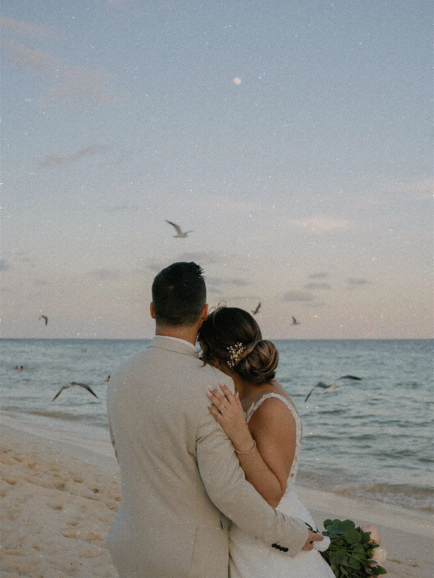Un peu la t&ecirc;te au Mexique ; beaucoup les pieds dans la neige, en pr&eacute;paration pour un mariage compl&egrave;tement hivernal &agrave; venir ce weekend.
Tr&egrave;s h&acirc;te de vous partager la magie qu&rsquo;on va cr&eacute;er sur la mont