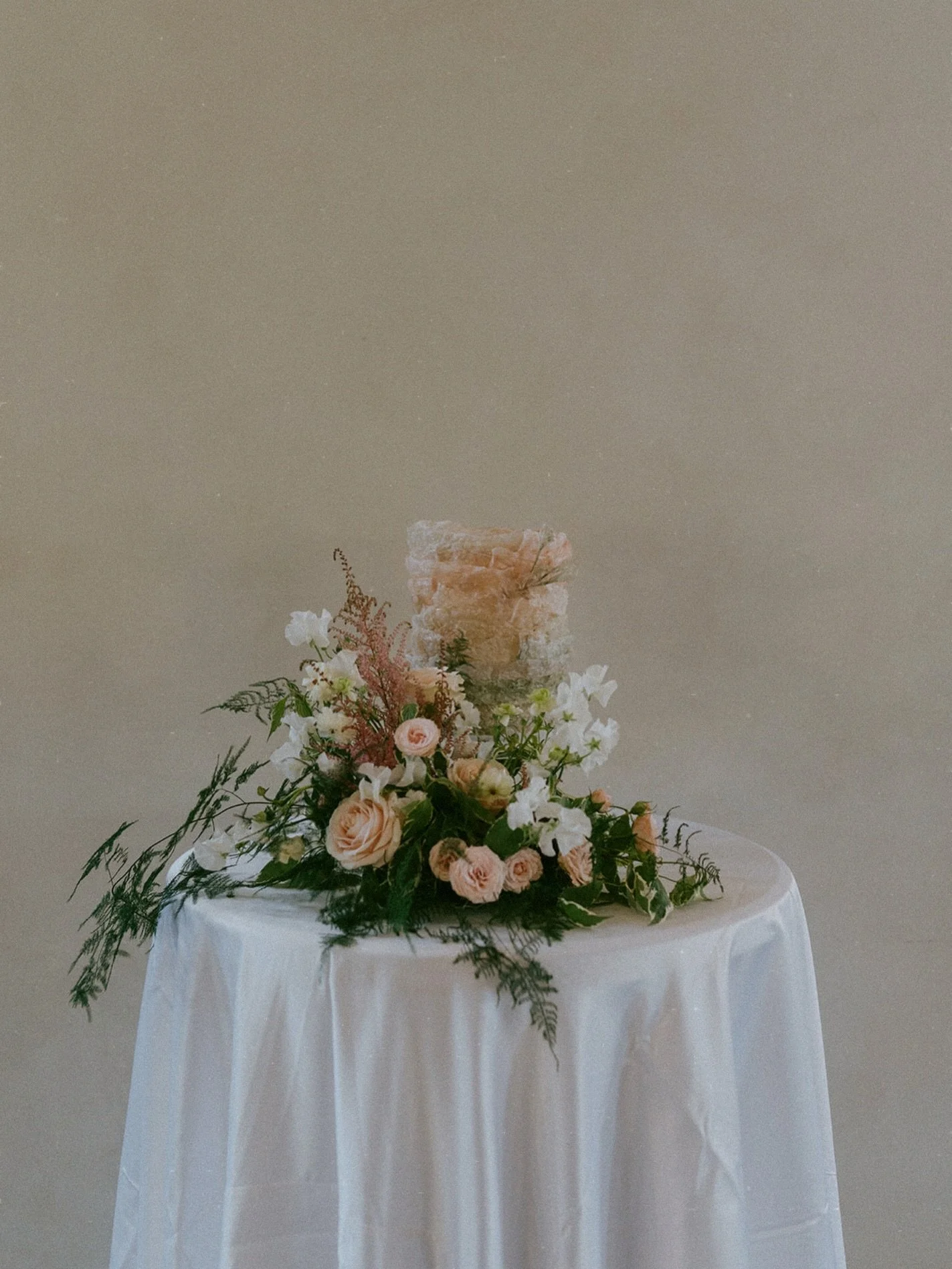Incredible piece of art by @emotions_gateaux &amp; @floraison.sonia 🙌🏼
.
.
.
.
.
#weddingcake #weddingphotographerspain #weddinginspiration #chateausteagneswedding #suttonwedding