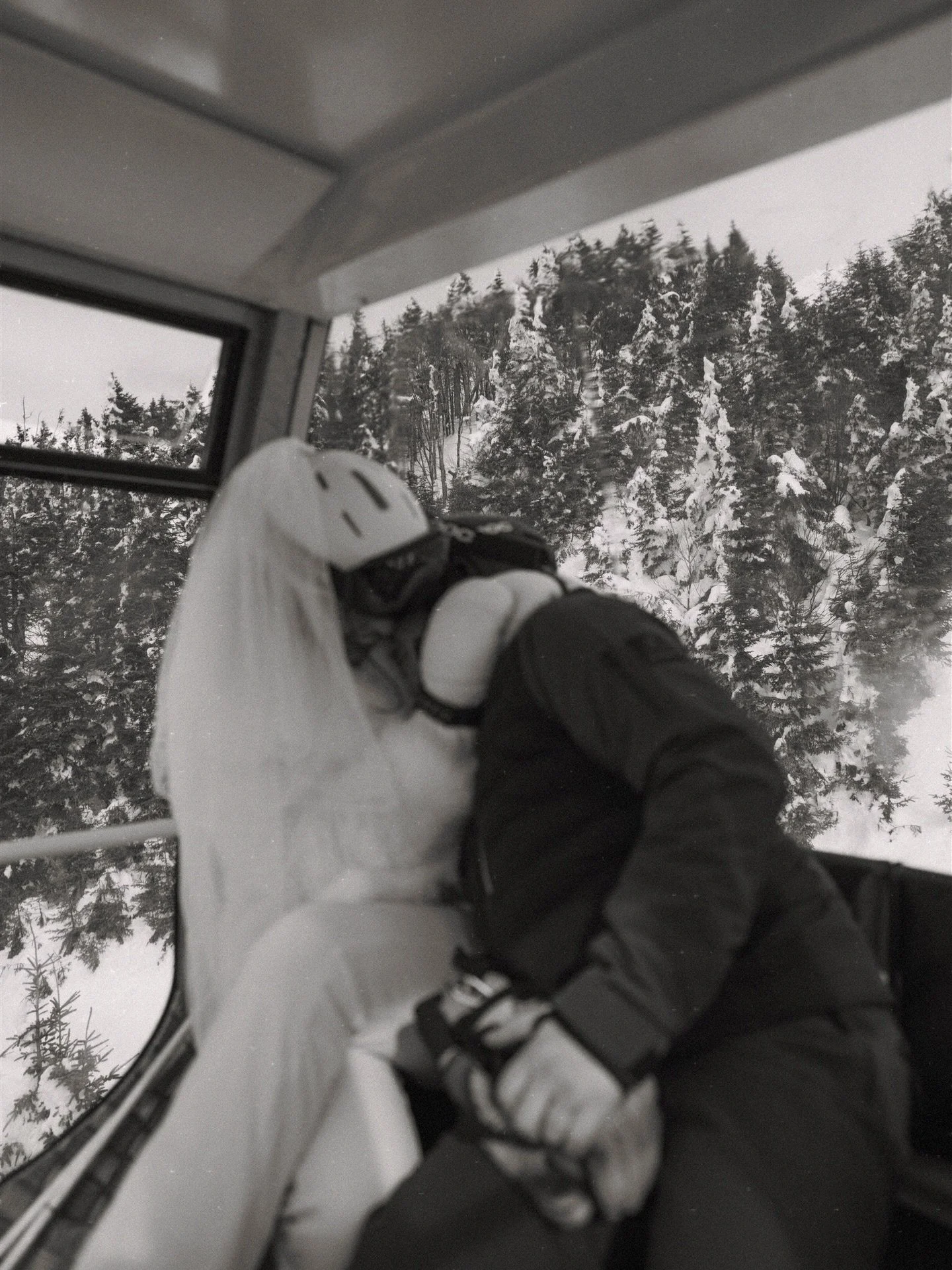🤍🩶🖤
.
.
.
.
.
#skielopement #afterskiwedding #mountainelopement #mountainwedding #monttremblantwedding