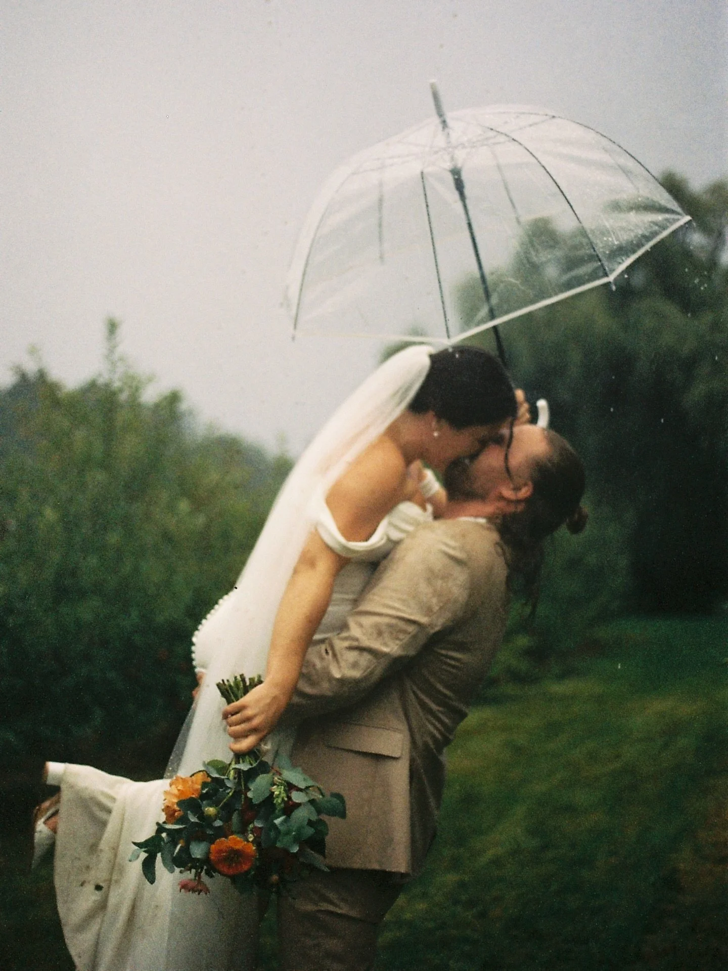 Jour de pluie 🤍
.
.
.
.
#mariagepluvieux #rainywedding #mariagevergerduflancnord #quebecweddingphotographer #photographedemarıage