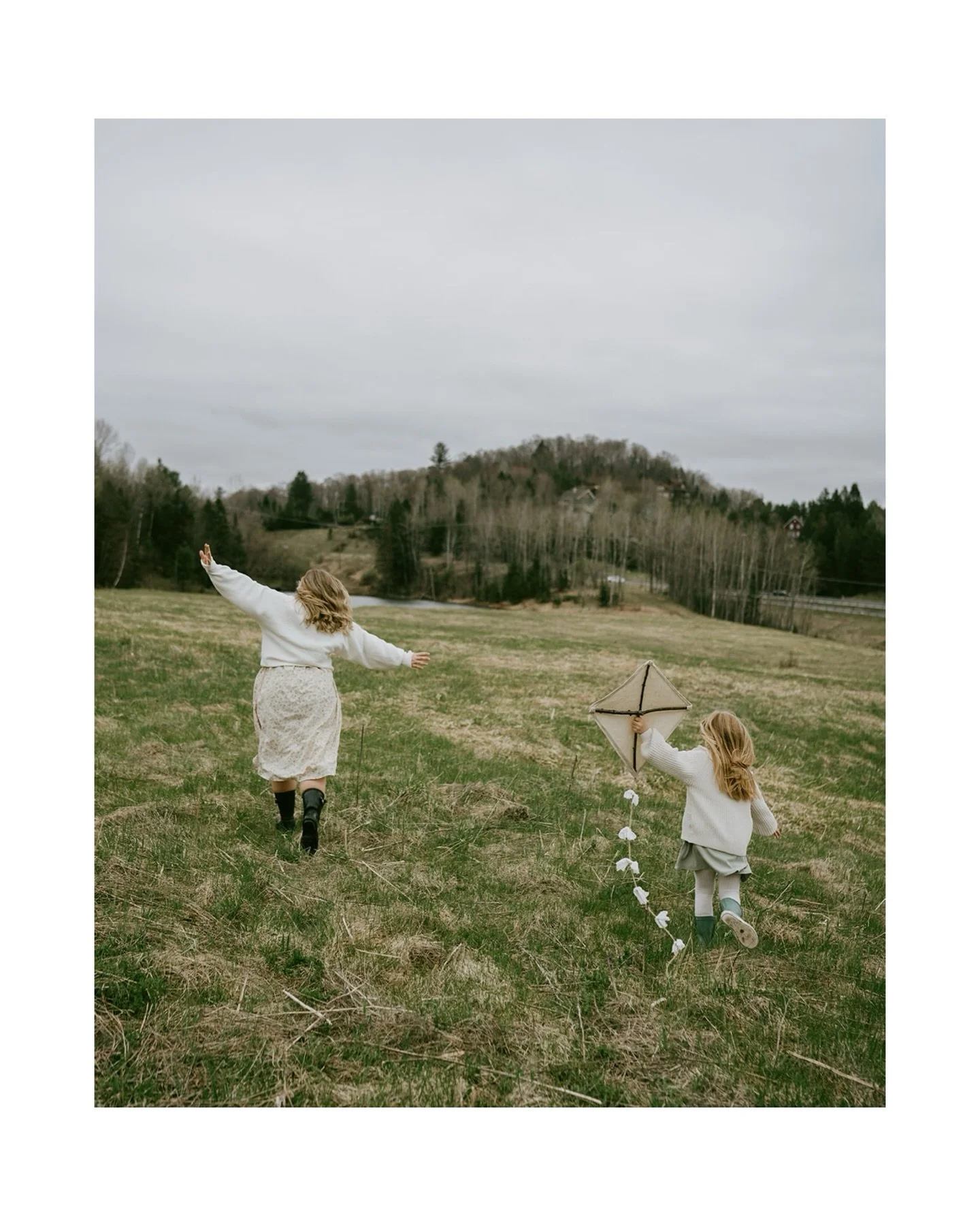 Pourquoi attendre le retour du beau temps quand au fond, tout ce qui compte, c&rsquo;est le lien qui vous unit, la beaut&eacute; du quotidien, le vrai&hellip; l&rsquo;amour! 🌾
.
.
.
.
.
#lifestylephotographer #photographelaurentide