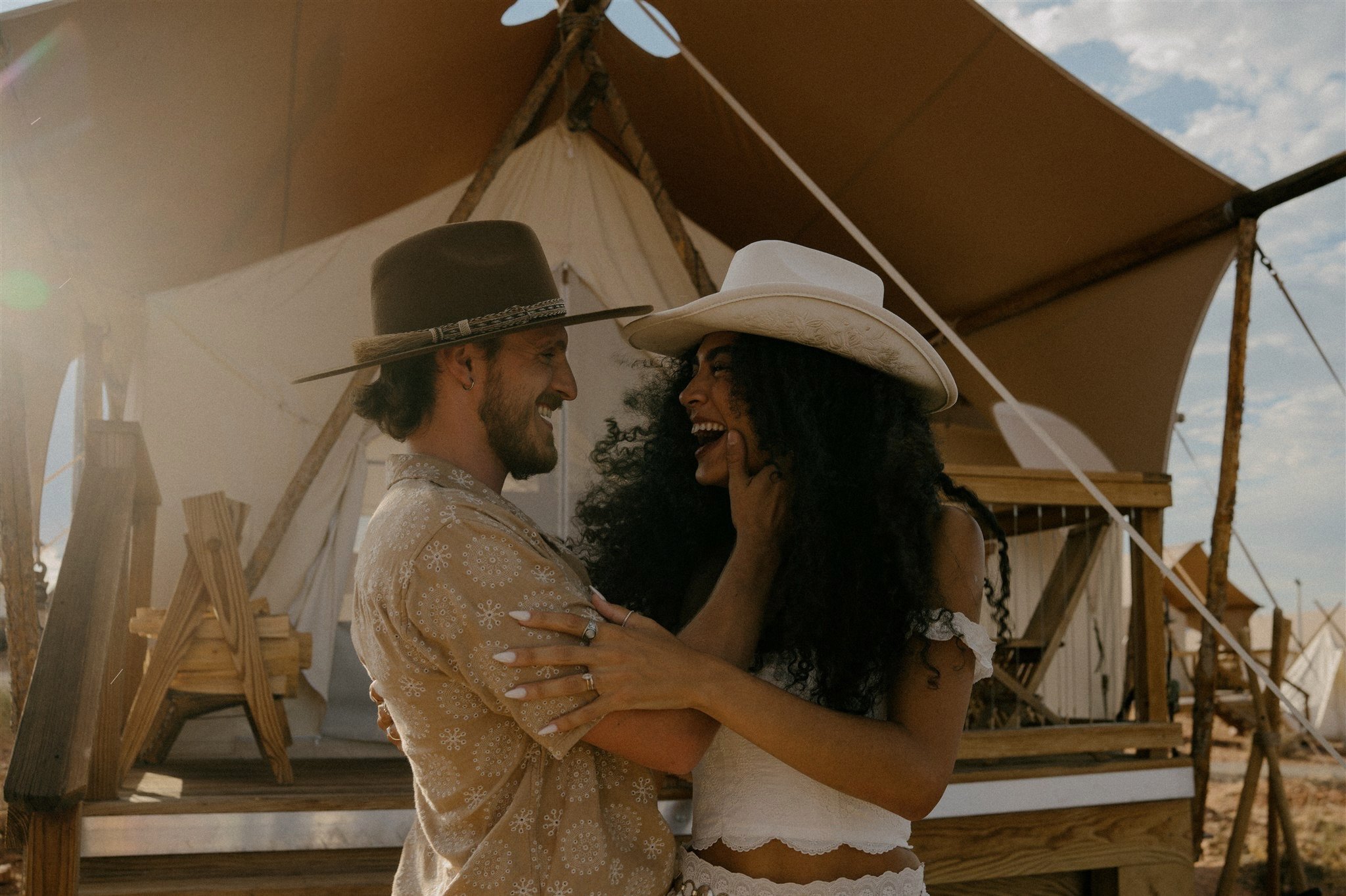 Soleil et complicit&eacute; 🌞 c&rsquo;est ce que je vous souhaite pour ce long weekend &agrave; saveur (enfin) estivale!
.
.
.
.
.
#engagementphotographer #destinationweddingphotographer #elopementphotographer #elopement #loversinthedesert