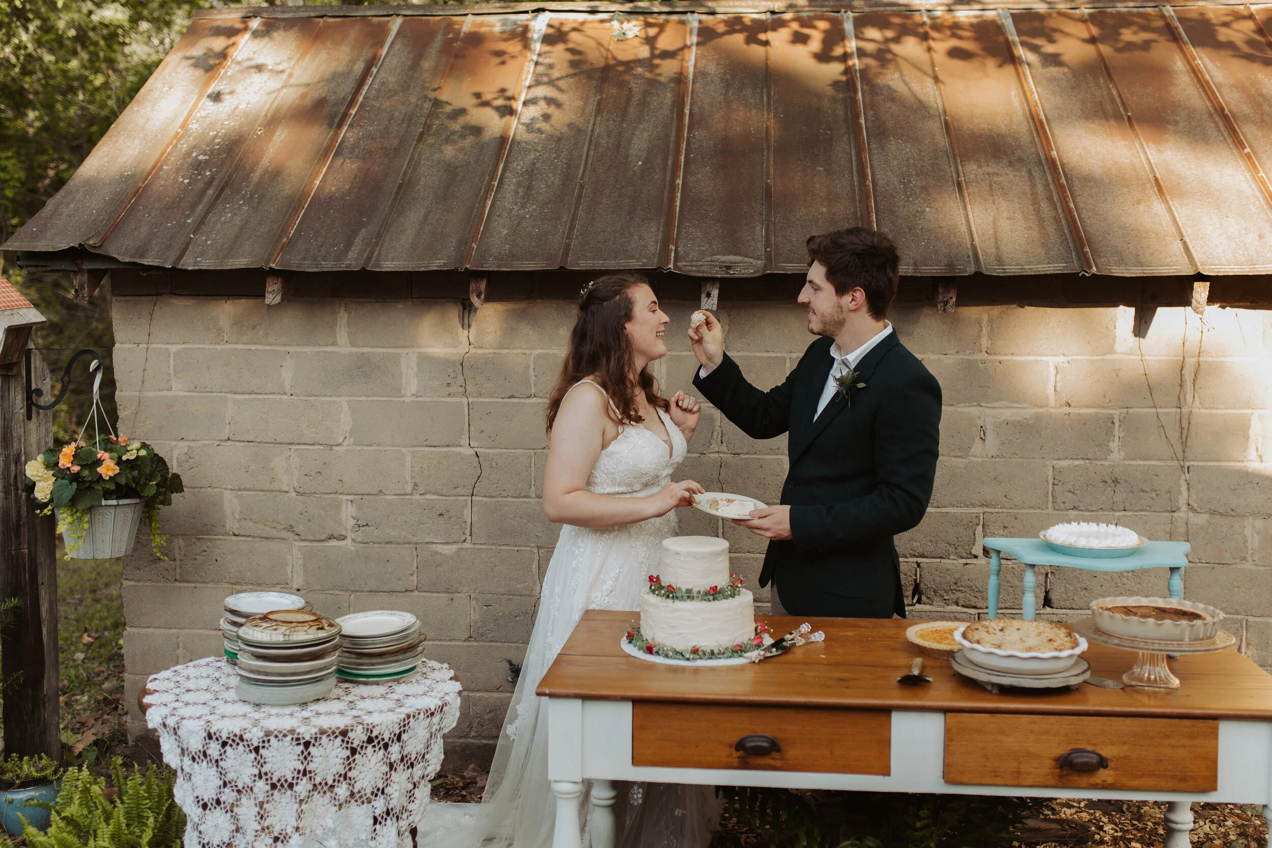 Grace &amp; Adam’s Rustic North Carolina Microwedding 