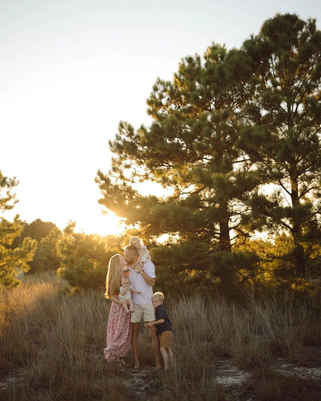 ✨ Joyful. Relaxed. Natural. ✨ That&rsquo;s exactly how family photos should feel. This Virginia Beach session with Kate &amp; Zach&rsquo;s sweet crew was full of laughter, connection, and memories worth holding onto. 

Click the link in my bio to see