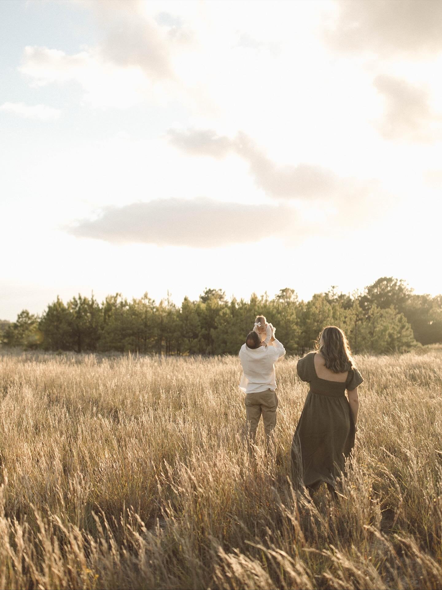 I love being invited into my clients&rsquo; stories and getting to capture the different chapters of their lives. This family session was one of those full-circle moments. I&rsquo;ve photographed Rachel and Phil from their engagement to their wedding
