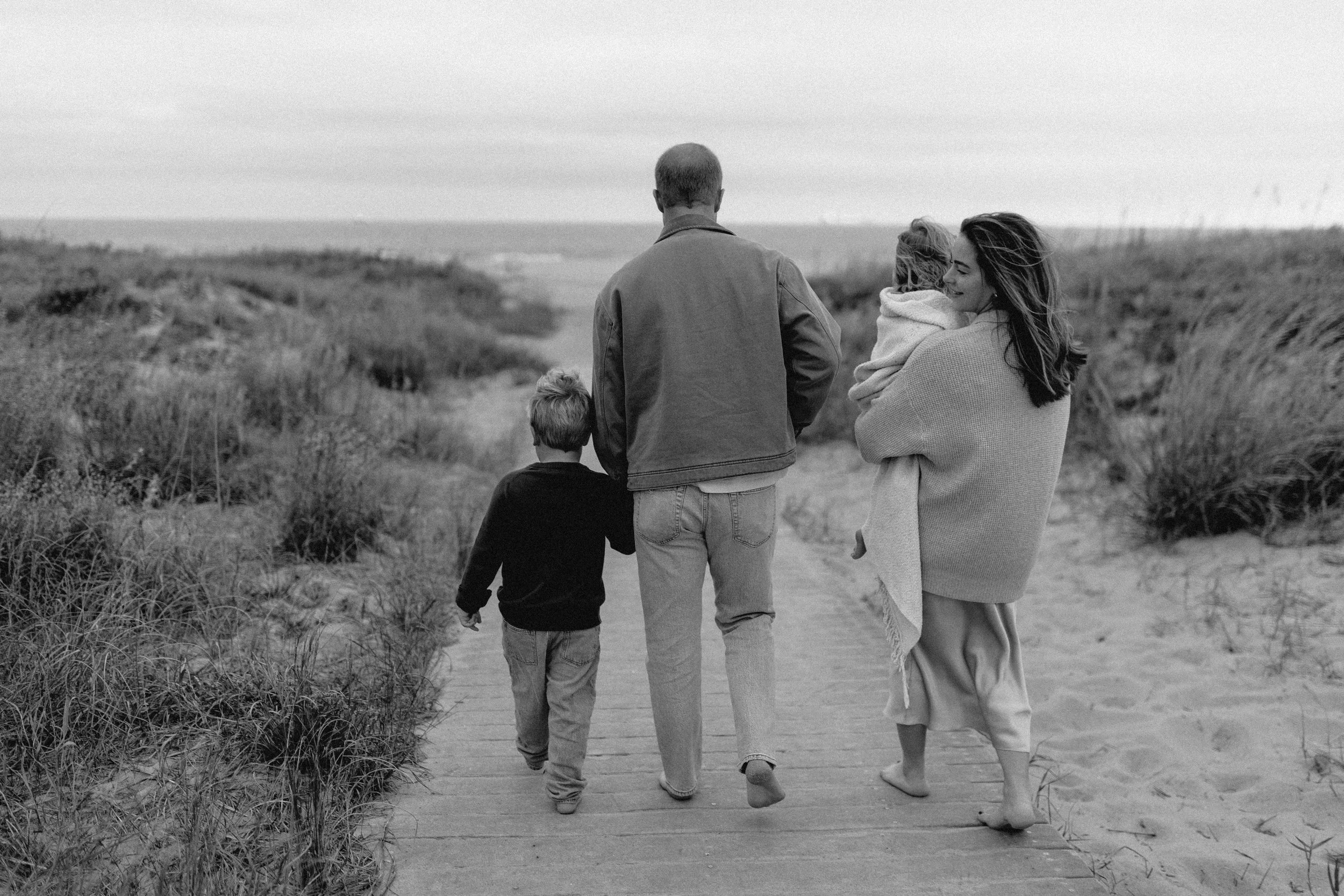 clarkefamilyphotos_virginiabeachoceanfront_victoriahartellphotography129_.jpg