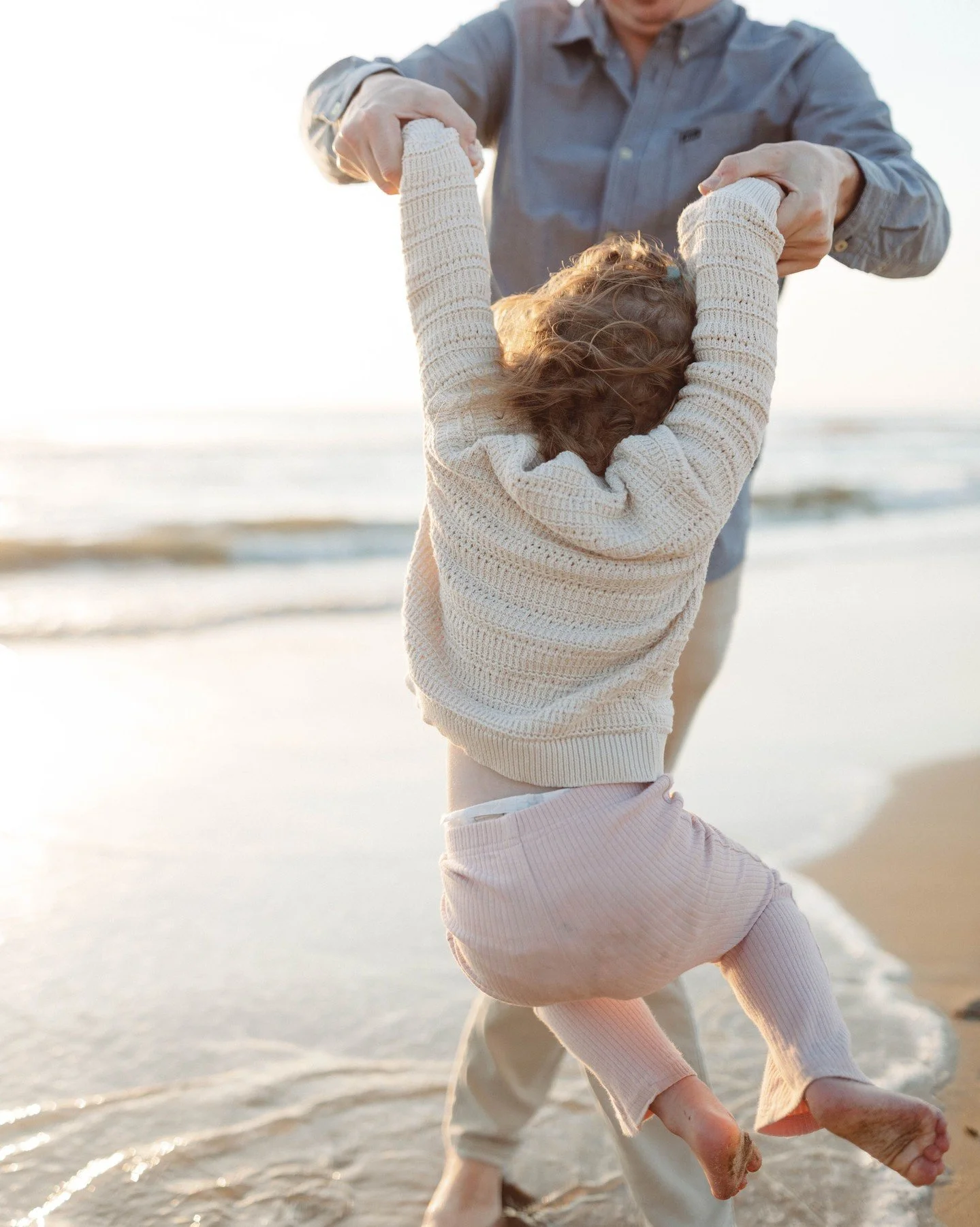 A sunrise mini session with the Gretz' and their minis! 
Mini Sessions are fantastic because: 
-Big quality with small investment
-Kids can usually manage 15-20 minutes better than 60
-Quick session means quick turnaround
-Always option to purchase a