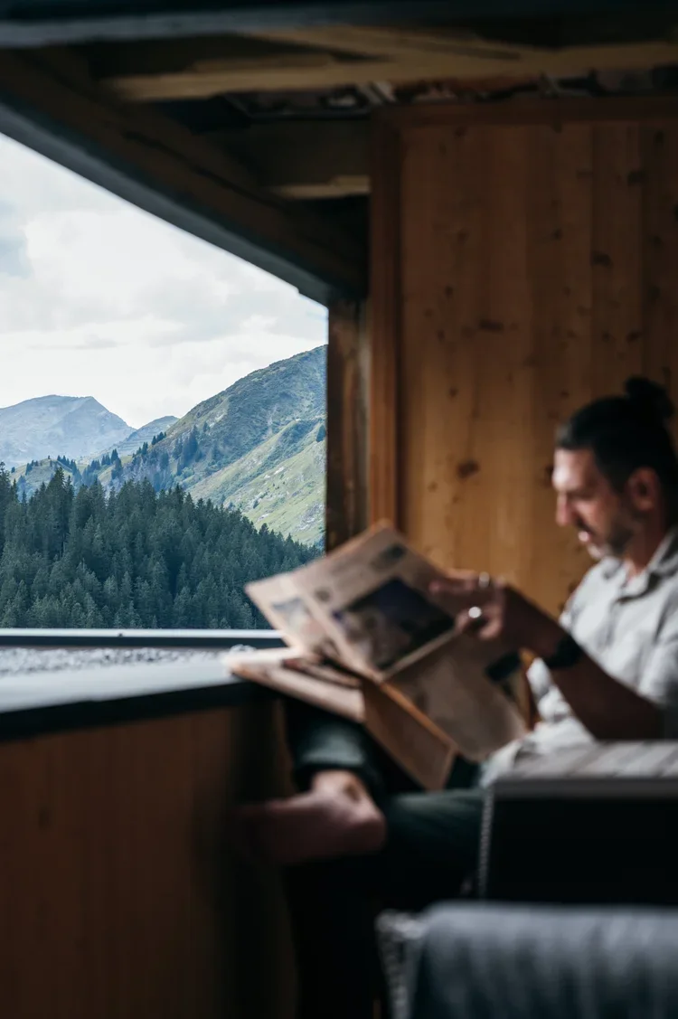 Holzgauerhaus-Zimmer-Stammhaus-09-22-#mountainhideaways©MarikaUnterladstaetter-22.webp