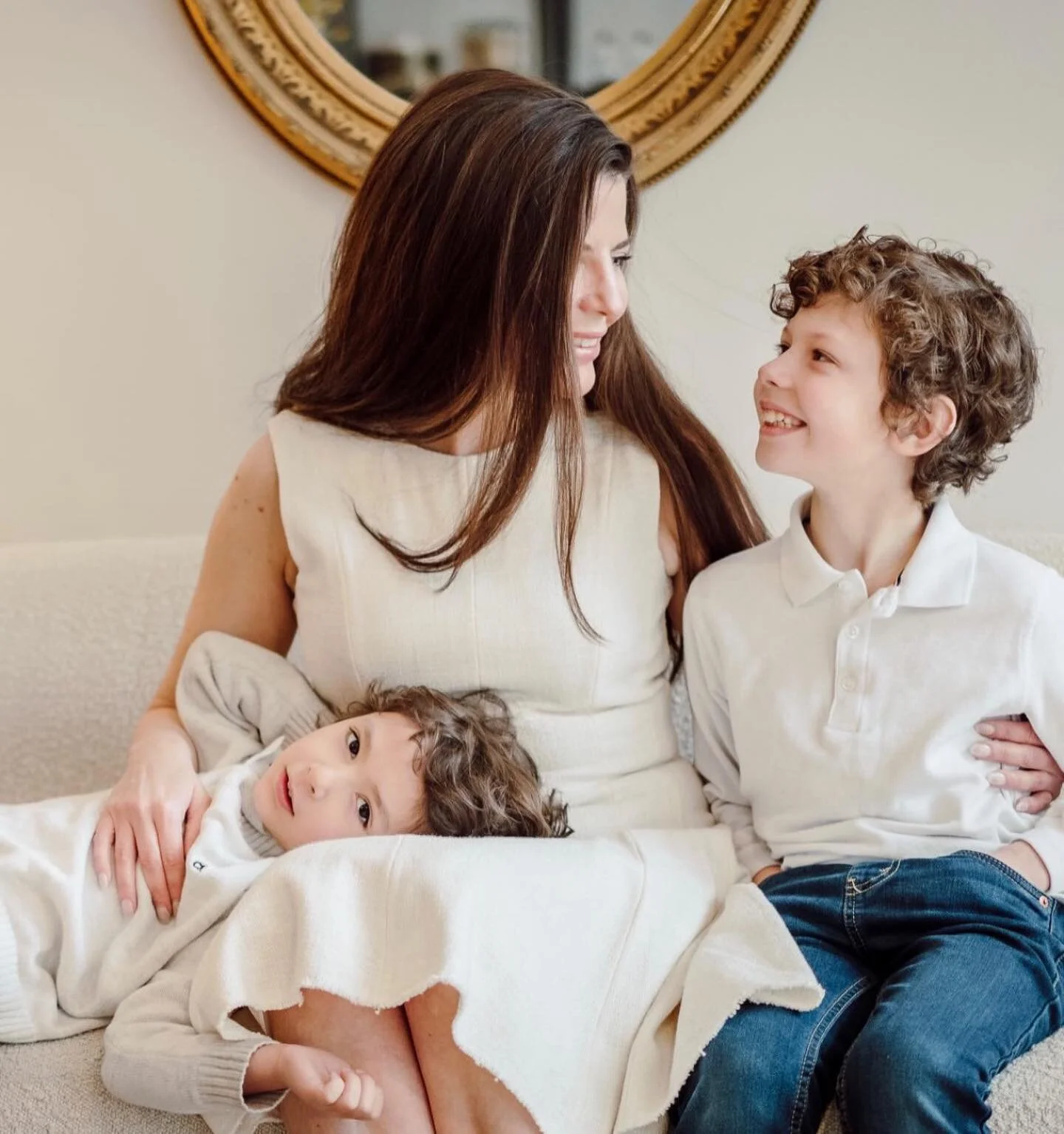 We had such a special Saturday welcoming clients, friends &amp; family into the studio for Spring photos with the incredible @elenagrigore what a gift @annalhuls @jodisellschicago @condochicago @gwen.stark @pamlynchrealtor 🌷