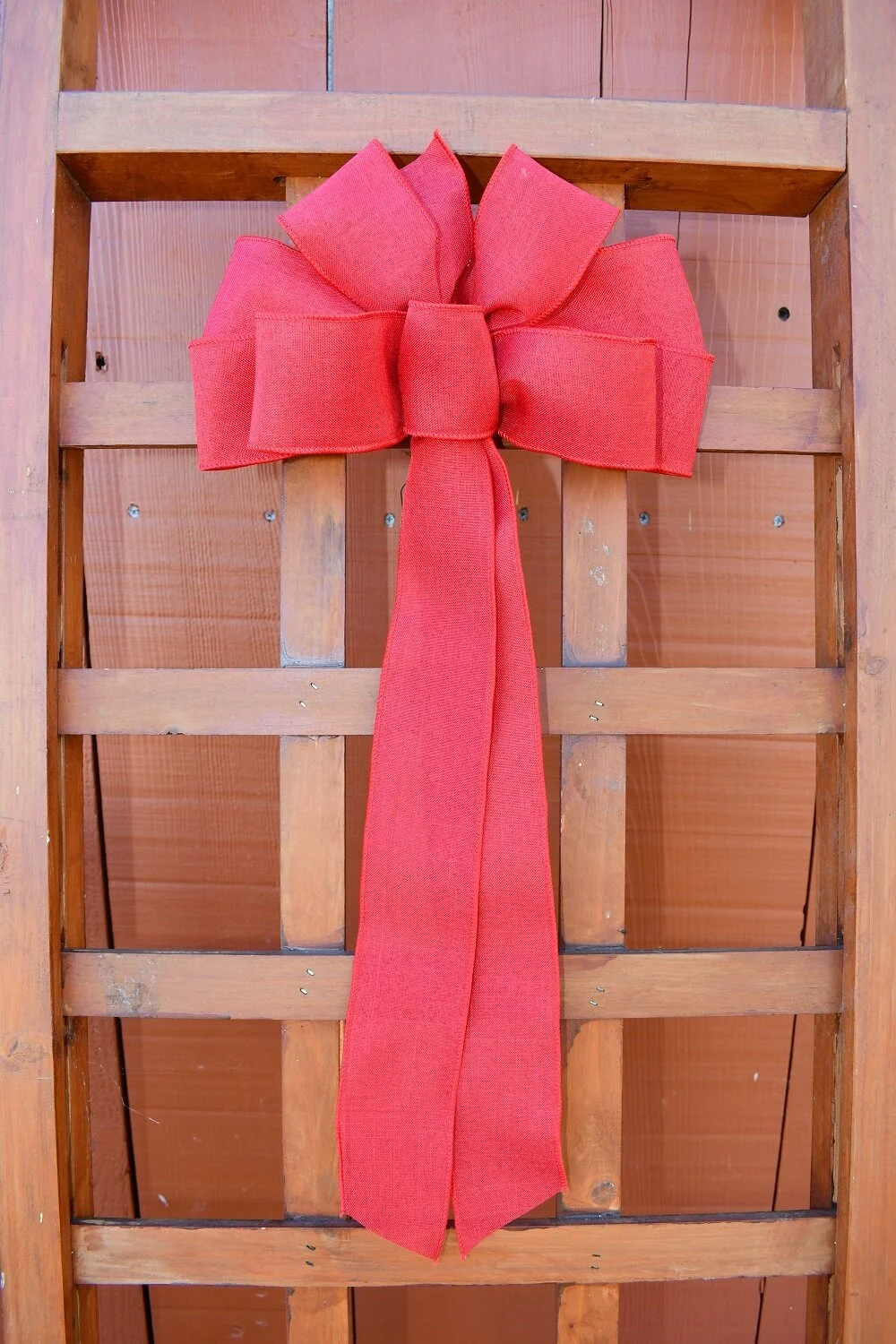 red-burlap-bow-wood-lattice.JPG