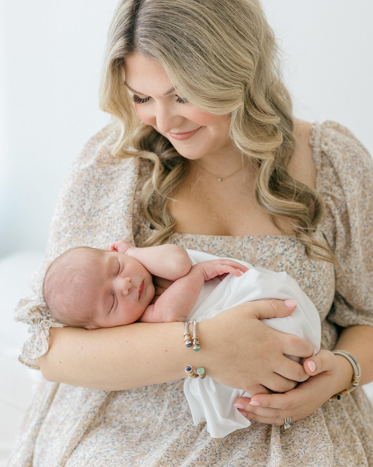 There&rsquo;s nothing more pure than the bond between a mother and her sweet new baby. In her arms, he finds comfort and unending love.

Capturing these early moments is so important. He&rsquo;ll only be little for a little while. 💙

#fullservicepho