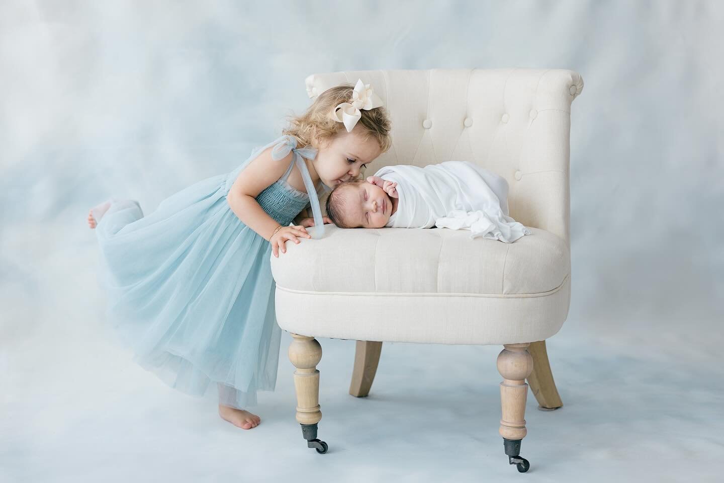 We would love to capture your family&rsquo;s most precious moments. Mila&rsquo;s little foot in the air. So precious! 😍

#kimkelleyphotography #fullservicephotographer #customframing #heirloomalbums #euporamsphotogeapher #starkvillemsnewbornphotogra