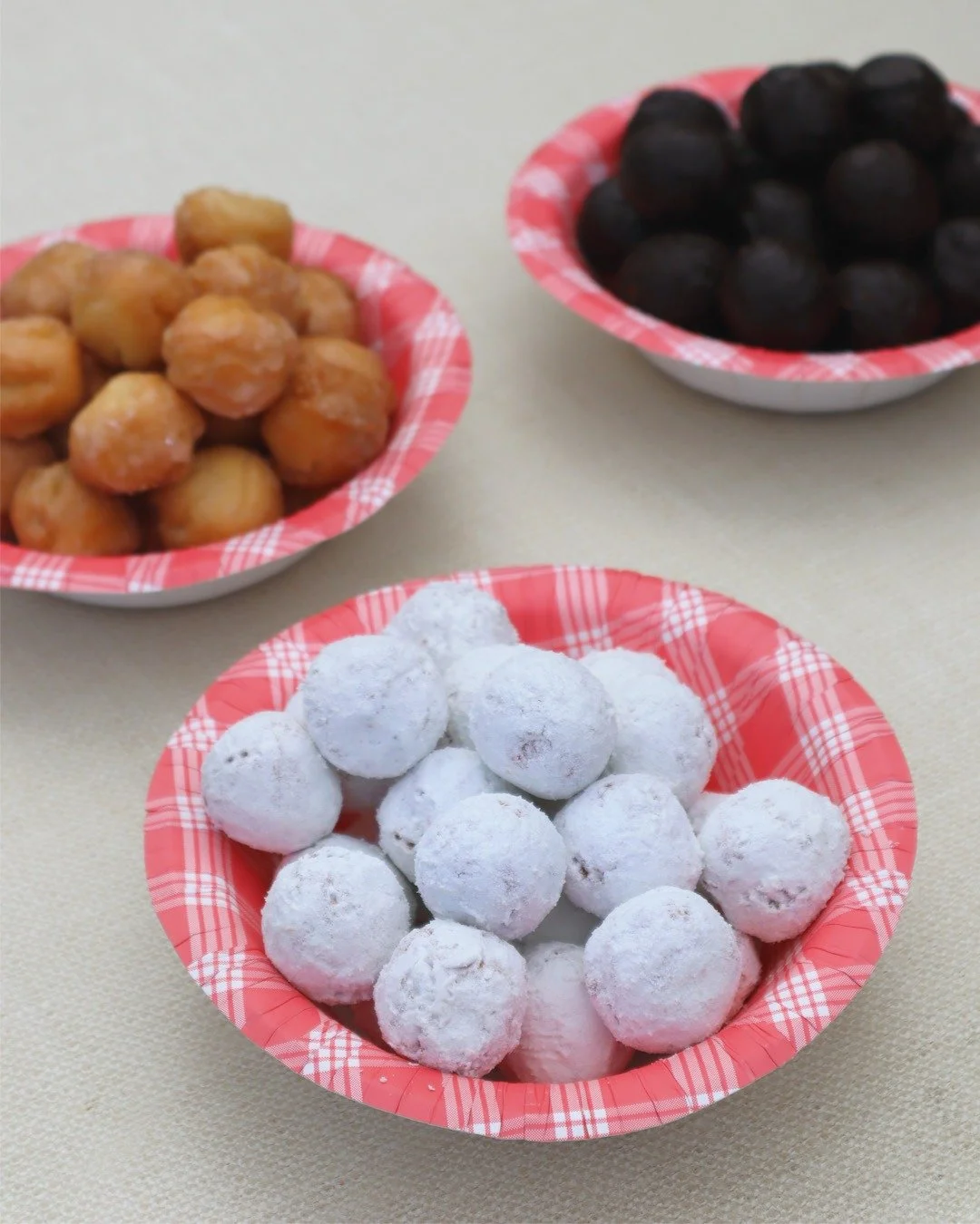 おやつにぴったり❣️一口サイズのドーナツホールが新発売🍩😋
ウベ、パウダーシュガー、オールドファッション、チョコレートの4フレーバーです💜🤍🤎

✨アロハフライデー✨
明日8月14日（金）一日限り、24個入りのドーナツホールが$6ですよ〜🤗
.
.⁠
\次のハワイ旅行まで忘れないように保存しよう/⁠
@foodlandalamoanajp⁠
.⁠
.⁠
#ハワイ大好き #ハワイグルメ #美味しいハワイ #ハワイ好きな人と繋がりたい #ハワイ旅行 #ハワイライフ #ハワイのスーパーマー