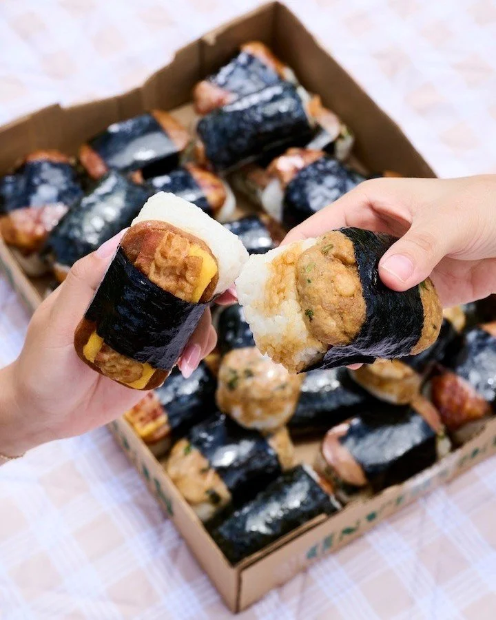 ポークハッシュむすびが大好評💚
ポークハッシュとは日本でいうシュウマイですが、お肉の旨みがぎっしり詰まったジューシーな部分をご飯の上に乗せてむすびスタイルにしました。想像しただけでおいしそうでしょ😋
スパムむすびと食べ比べもしてみて❣
.
.⁠
\次のハワイ旅行まで忘れないように保存しよう/⁠
@foodlandalamoanajp⁠
.⁠
.⁠
#ハワイ大好き #ハワイグルメ #美味しいハワイ #ハワイ好きな人と繋がりたい #ハワイ旅行 #ハワイライフ #ハワイのスーパーマーケット  #フ