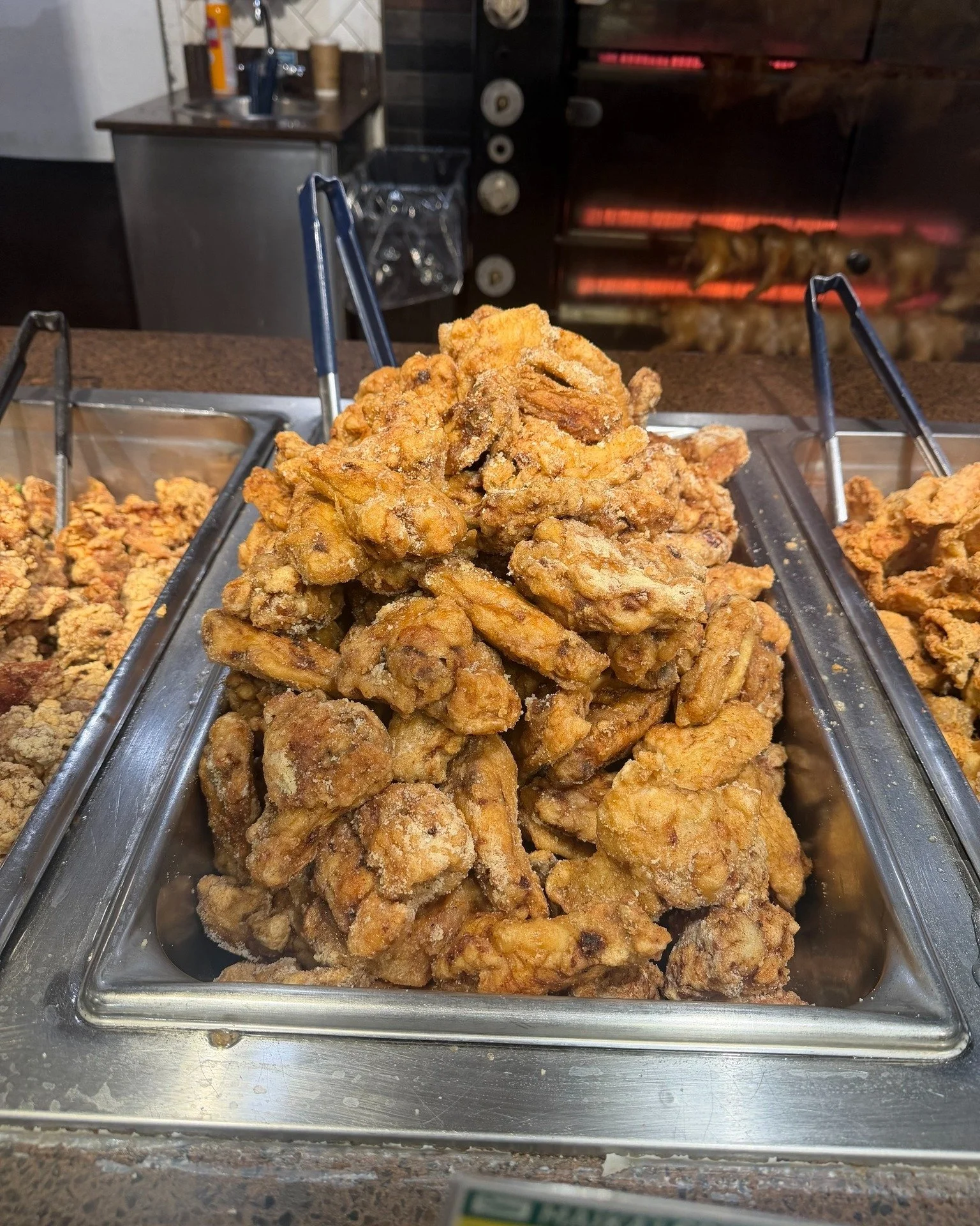 フードランドには色々な種類のフライドチキンがありますが、人気ナンバー🥇はソルト&amp;ビネガーチキン🍗😋
今週末 (9/18 - 20)は、1パウンドあたり$9.99になりますよ🉐
.
.⁠
\次のハワイ旅行まで忘れないように保存しよう/⁠
@foodlandalamoanajp⁠
.⁠
.⁠
#ハワイ大好き #ハワイグルメ #美味しいハワイ #ハワイ好きな人と繋がりたい #ハワイ旅行 #ハワイライフ #ハワイのスーパーマーケット  #フードランドアラモアナ #フードランドファームズ 