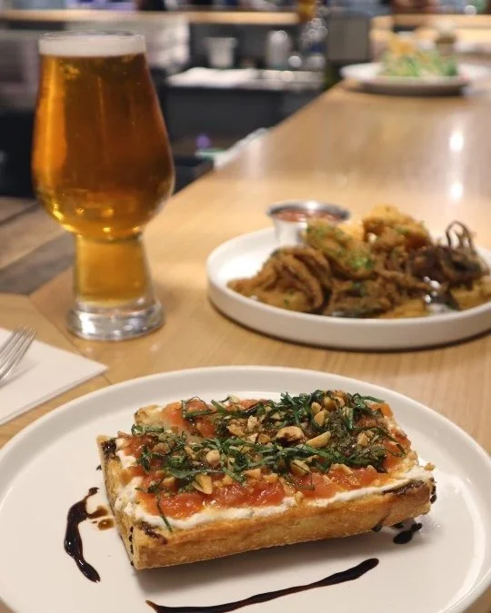 アラモアナ店内のバーコーナー『The Bar by R. Field』🥂お買い物途中にお酒と軽食をお楽しみいただけます😋
しかも軽食メニューがかなり美味しいと大好評なんです🩷ブルスケッタやカラマリ、ポケもあります。

毎日12時から20時まで営業しています。
.
.⁠
\次のハワイ旅行まで忘れないように保存しよう/⁠
@foodlandalamoanajp⁠
.⁠
.⁠
#ハワイ大好き #ハワイグルメ #美味しいハワイ #ハワイ好きな人と繋がりたい #ハワイ旅行 #ハワイライフ #ハワイの