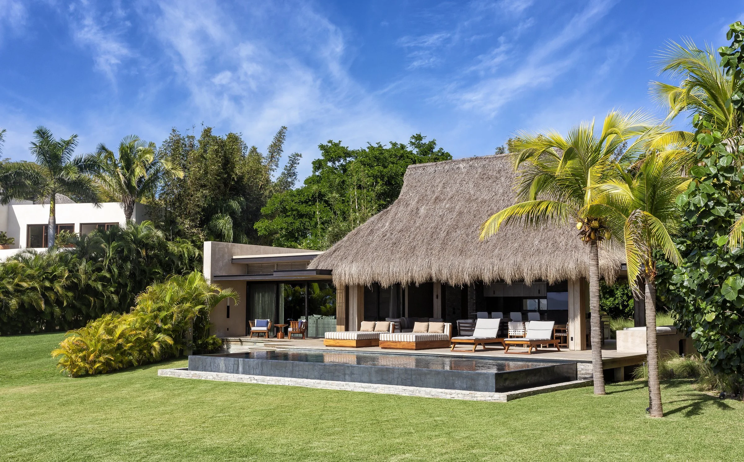 The thatched beach cabana and its plunge pool on Ranchos 15