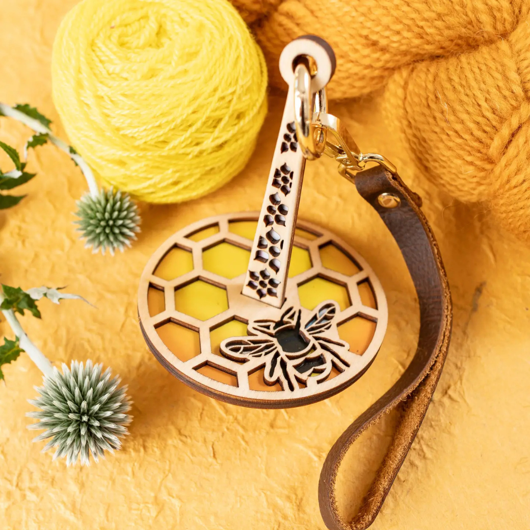 Honey bee mini yarn minder.png