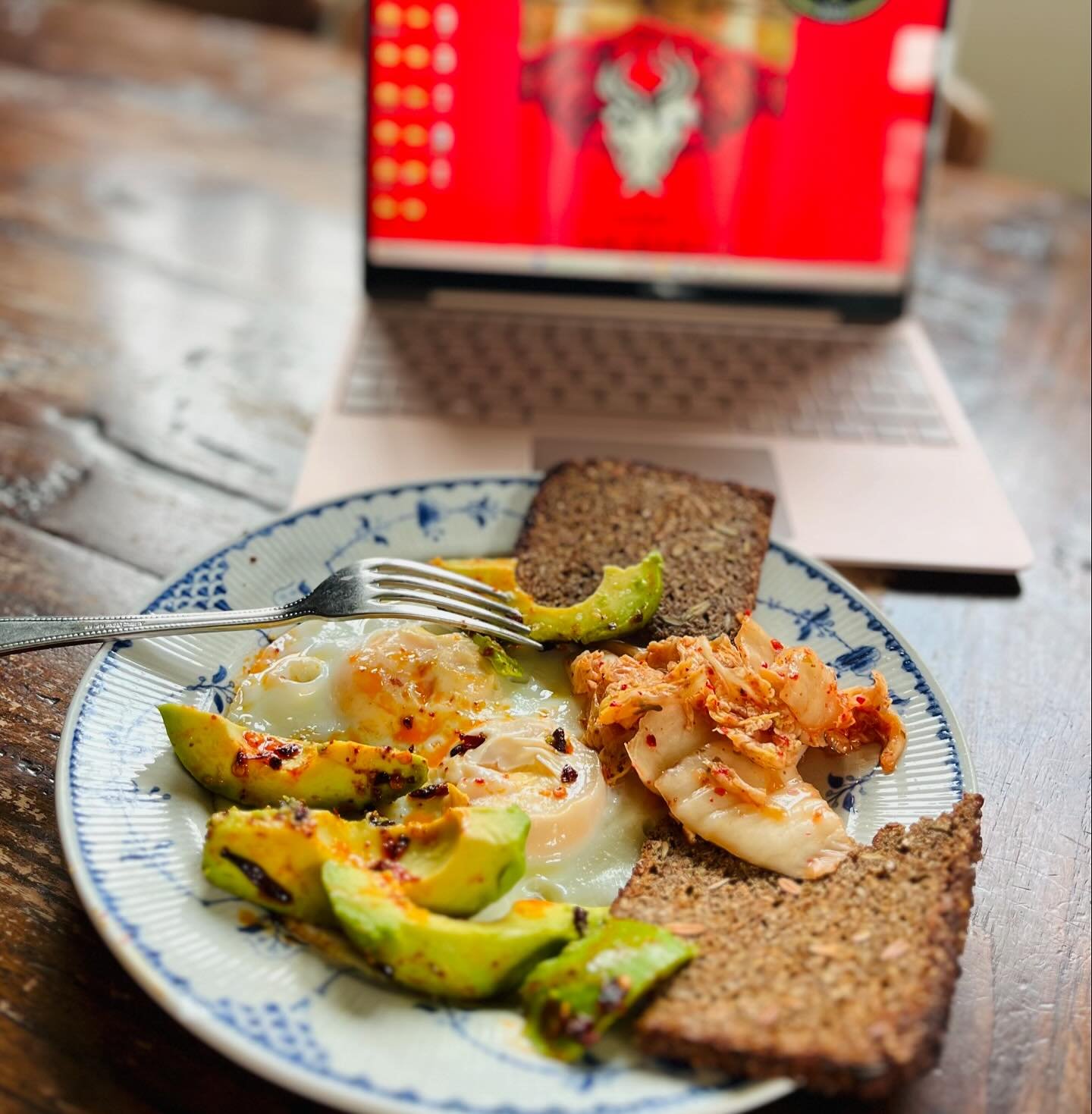 Feeling the Friday vibes with a working breakfast this morning 🦠 💥 

What could be better than kimchi 🌶️ and 🥚? 😋 

Hope everyone has some lovely weekends plans? 

#friday #vibes #combo #perfect #work #play #eat #sleep #repeat #yum #love #fermen