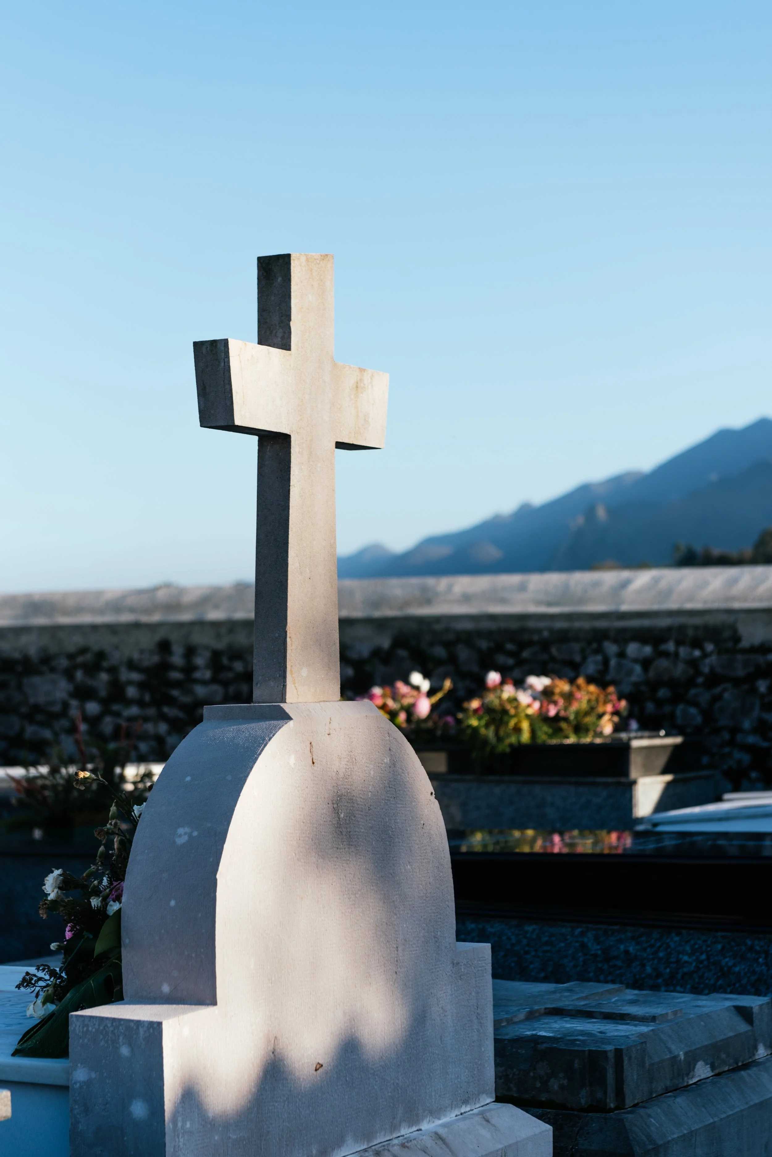 christian-cross-in-a-cemetery-reflecting-sunlight-2026-01-08-06-13-51-utc.jpg