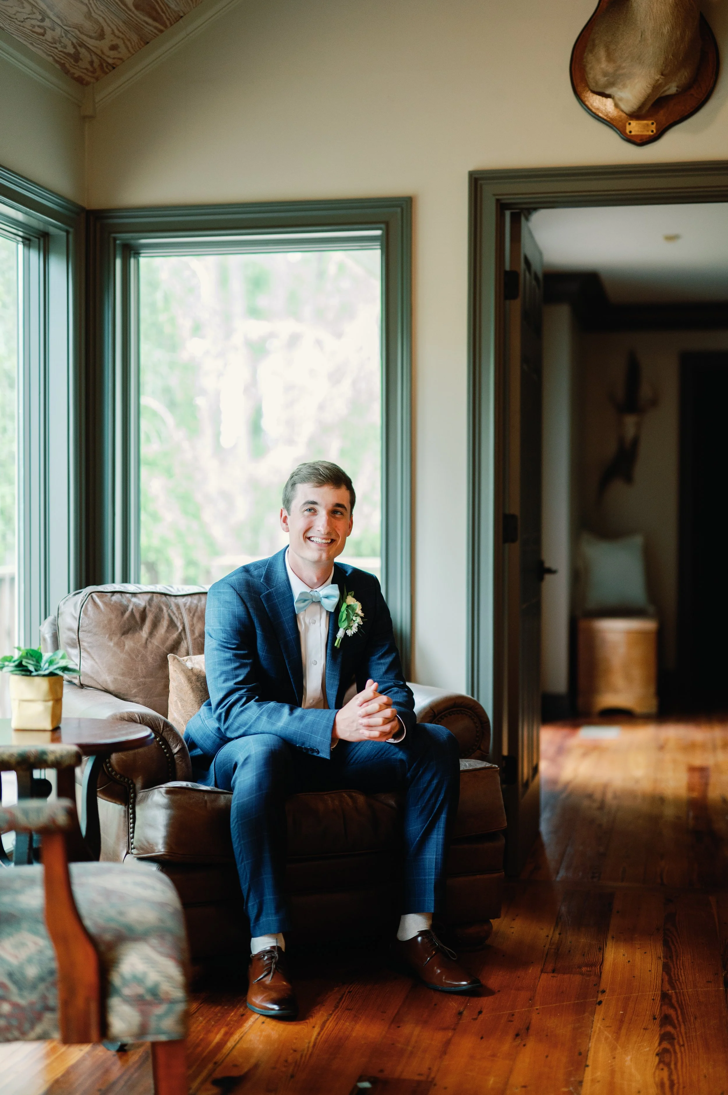 GROOM IN LODGE HOUSE AT AUBURN OAKS FARM