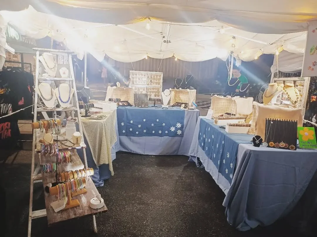 My booth lit up! This is such a great place. I'll be here at Atlantic Station all weekend.

@creatorsmarketas