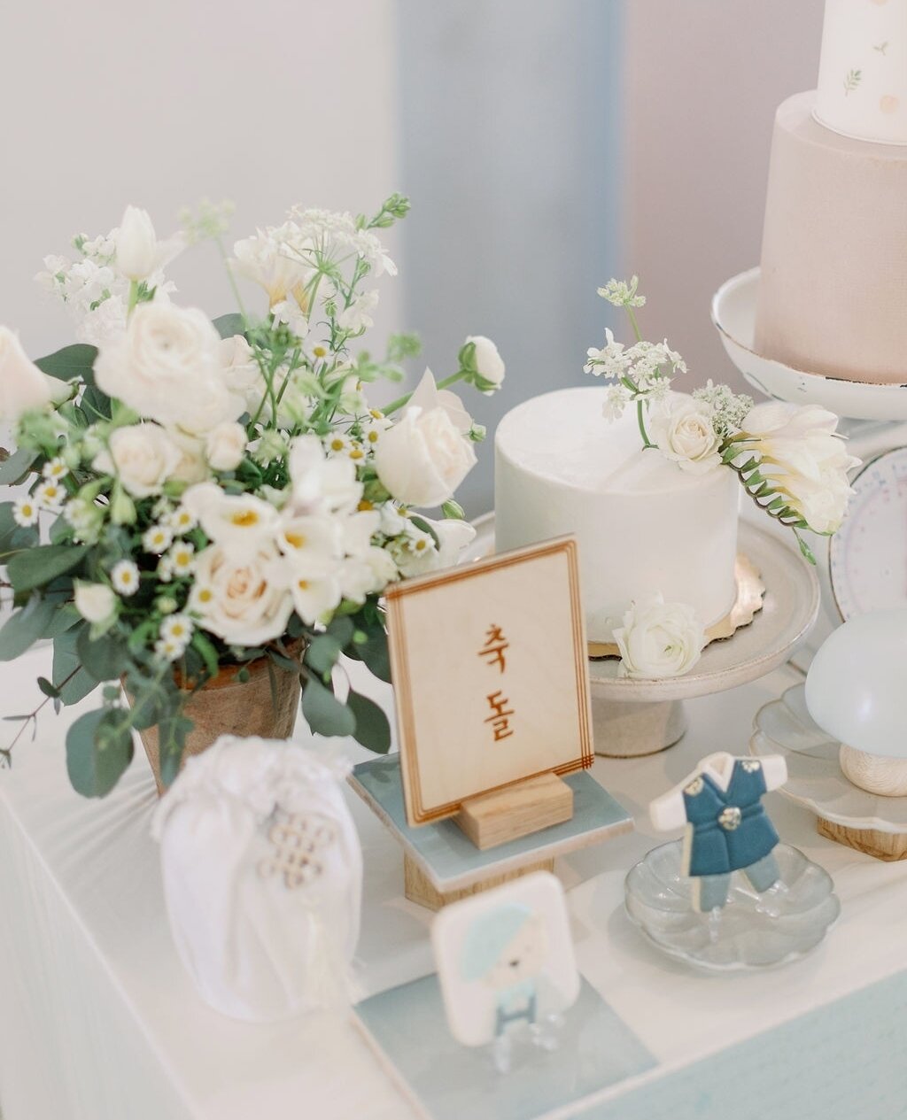 Zoom in with us at take a look at some of the unique pieces that made up Nolan's main table!⁠
.⁠
.⁠
.⁠
Credit where credit is due:⁠
Design/ planning: @Skymeadowplace⁠
Photographer: @laniohye⁠
Foamboard print: @preferred_projects⁠
Main cake: @candyapp