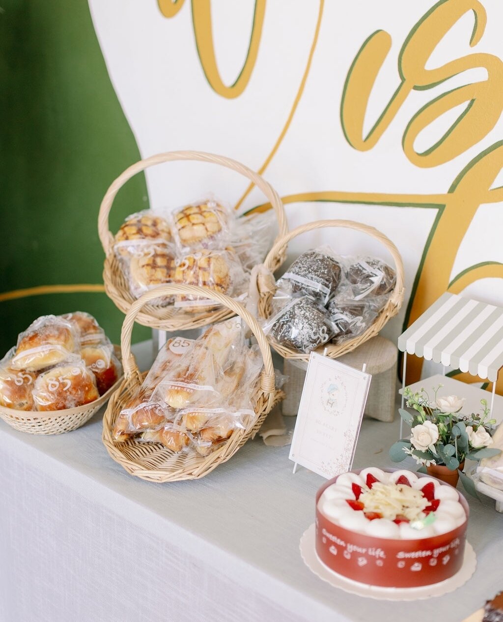 We love a fun dessert table! Here we have delicious variety of goodies and milk tea from 85&deg;!⁠
.⁠
.⁠
Credit where credit is due:⁠
Design/ planning: @Skymeadowplace⁠
Photographer: @laniohye⁠
Foamboard print: @preferred_projects⁠
Main cake: @candya