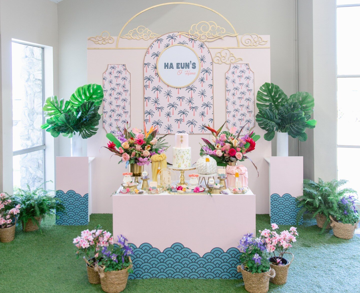 Brynn puts the 'hana' in 'ohana'! Celebrating her first birthday with a mix of Korean tradition and Hawaiian flair!!!⁠
.⁠
.⁠
Credit where credit is due:⁠
Design/ planning: @Skymeadowplace⁠
Photographer: @my_dear_adelynn_photography⁠
Printed foamboard