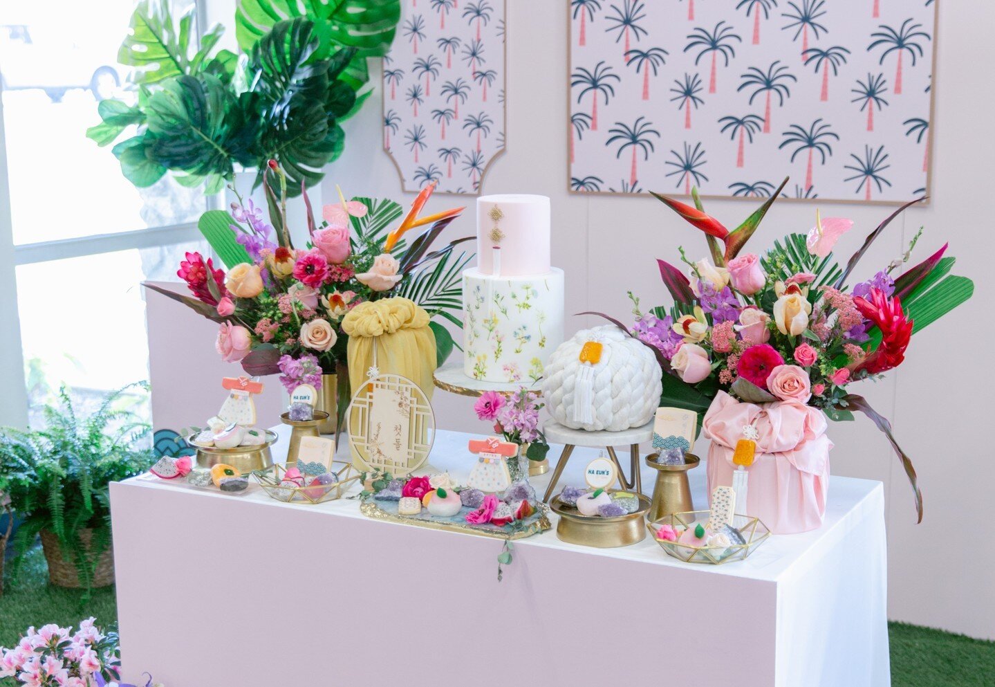 A feast for the eyes and the taste buds! Look at those floral arrangements bursting with vibrant flowers, cute rice cakes, and adorable themed cookies.&quot;⁠
.⁠
.⁠
.⁠
Credit where credit is due:⁠
Design/ planning: @Skymeadowplace⁠
Photographer: @my_