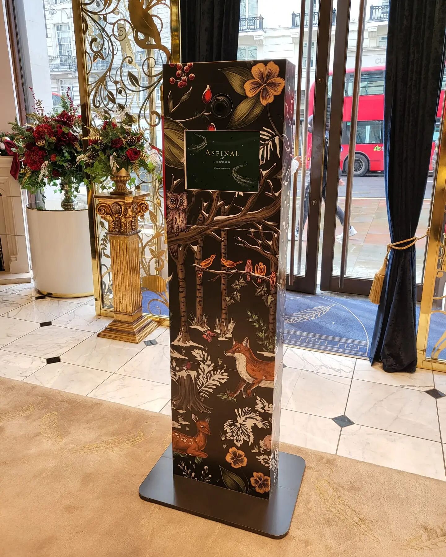 A festive print and wrap for a liveshot photo booth in Aspinal of London
#liveshot #aspinal #festive #christmas #vinylwrap #print #london #vinyl #graphics