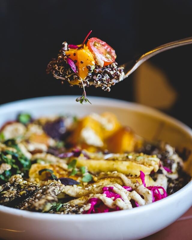 We've got a big, fat crush on this NY stable. It's no secret. 🤩 🤩 Macro Bowl with hummus, root vegetables, sesame kale, crispy chickpeas, pickled cabbage, black quinoa, halloumi, cherry tomatoes, seed crackers and tahini dressing. Get down and give