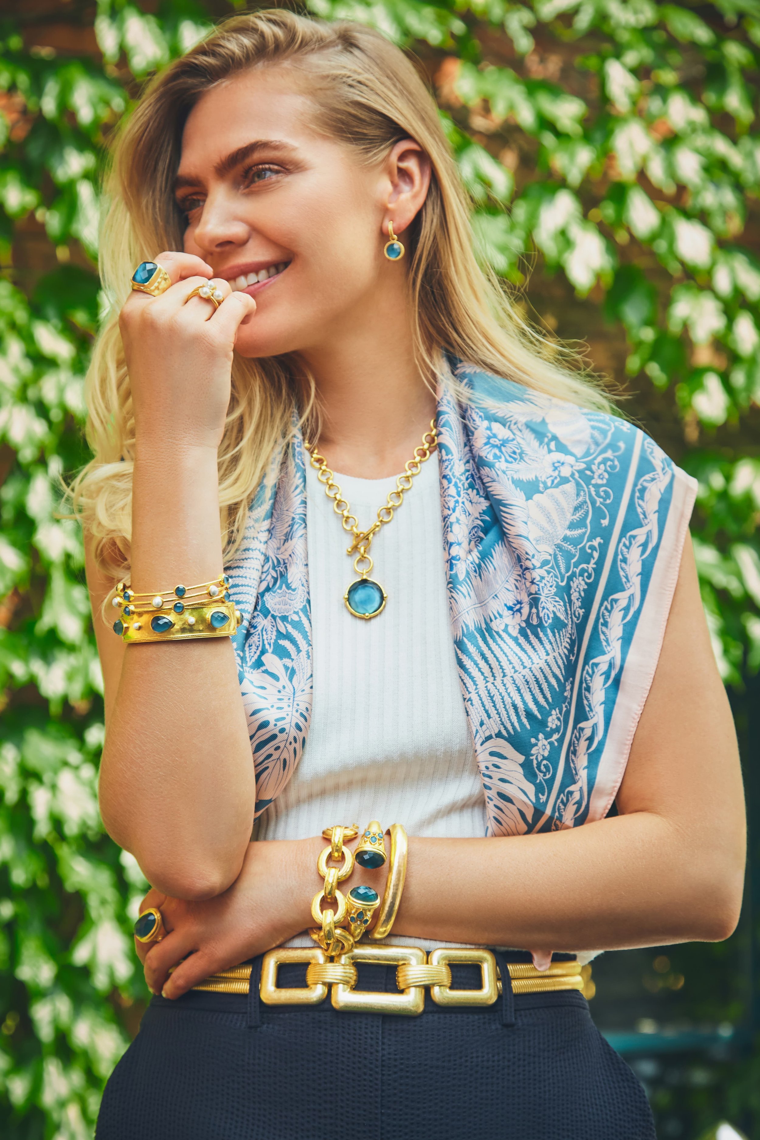 SU23_Social_HoneyBeePeacockClassics_Model_3.jpg