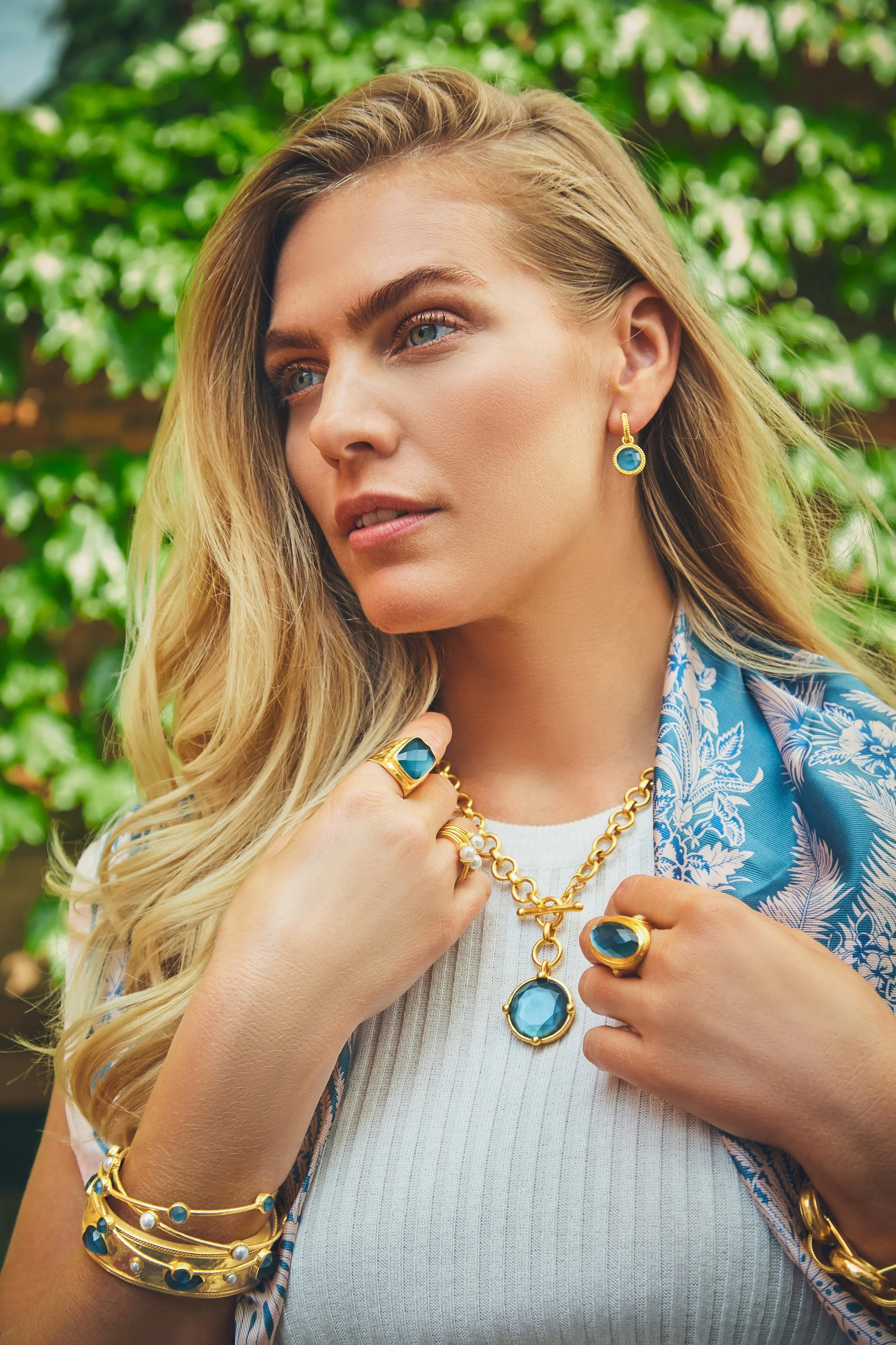 SU23_Social_HoneyBeePeacockClassics_Model_4.jpg