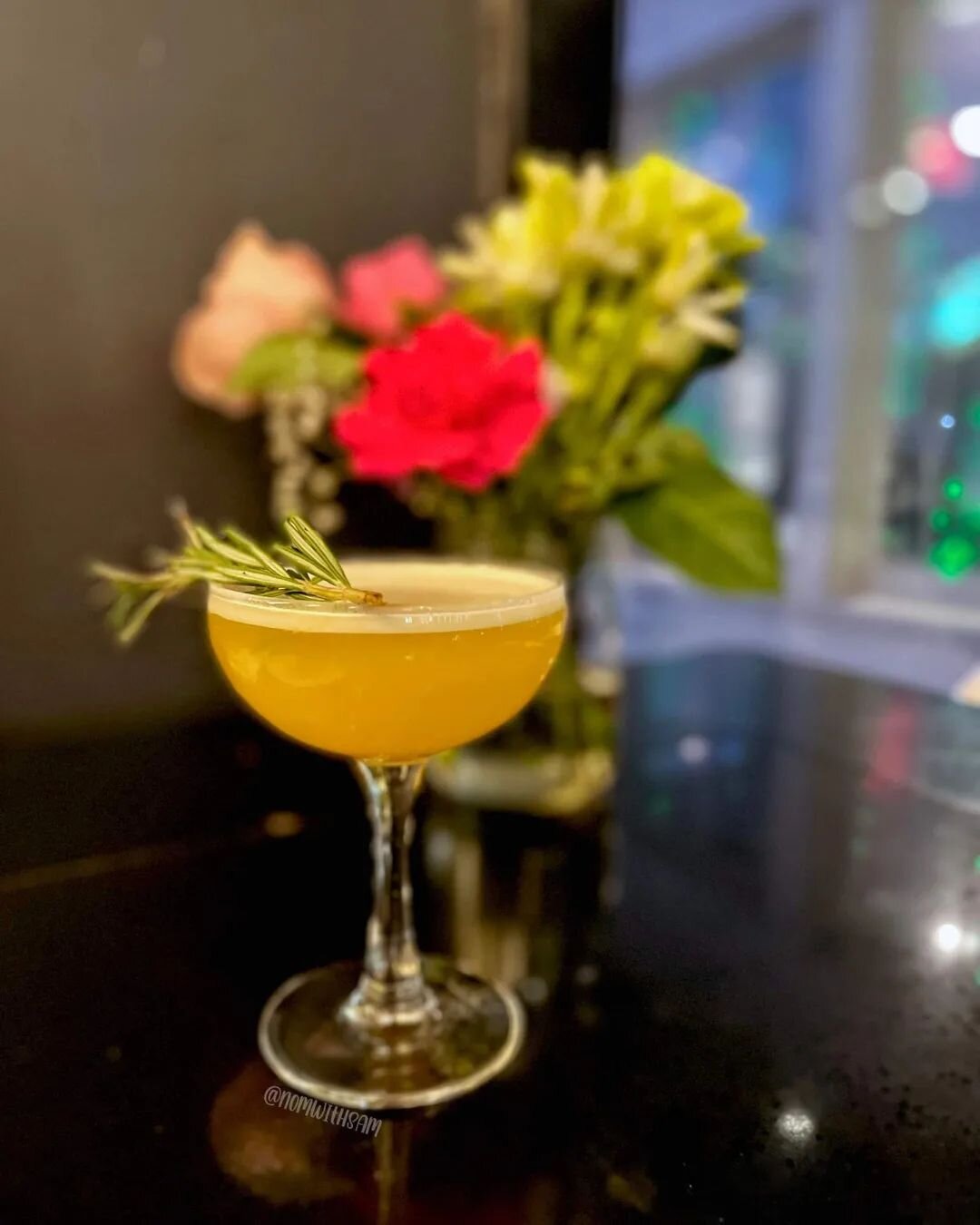 Summers almost here!
Next week we'll be dropping some new items on our menu including this cocktail. Come celebrate after two years and finally enjoying things back to normal!
.
.
.
CLEMENTINE VON MATTERHORN
Tenmei brown sake, Ungava, smoked rosemary